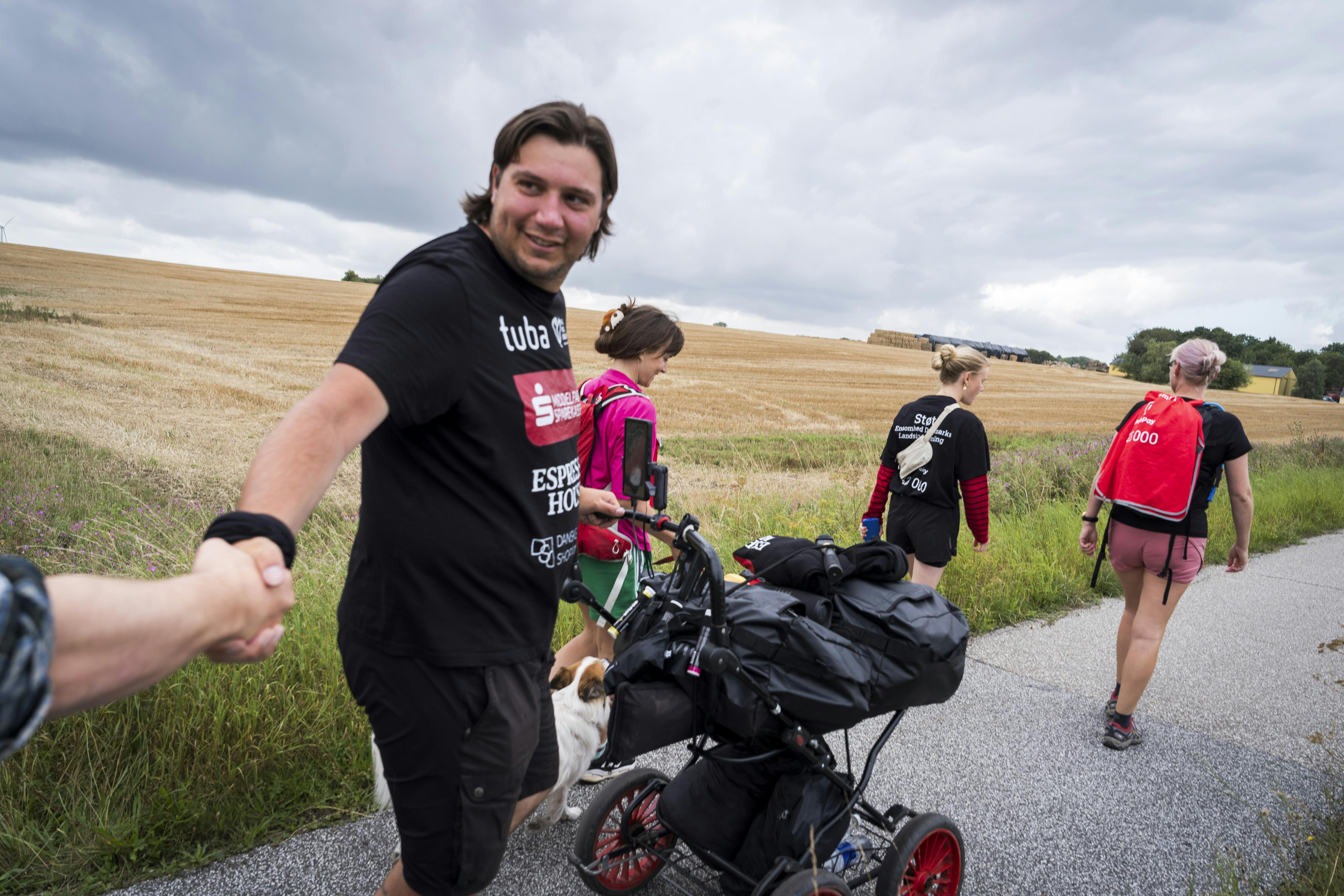 Stifteren af March mod ensomhed, 33-årige Patrick Cakirli, har en svær opvækst bag sig, og ensomhed har været en følgesvend i meget af hans voksenliv.