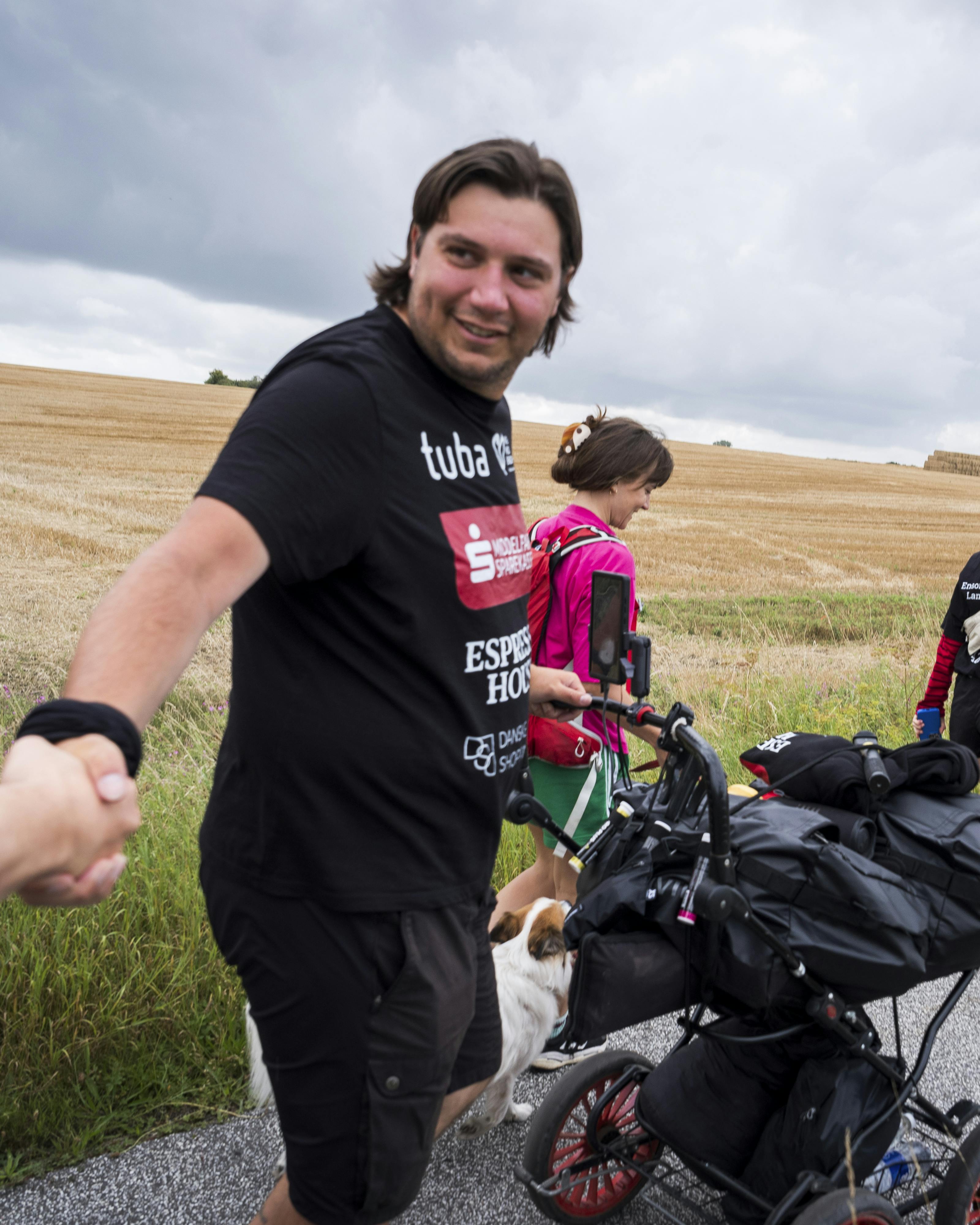 Stifteren af March mod ensomhed, 33-årige Patrick Cakirli, har en svær opvækst bag sig, og ensomhed har været en følgesvend i meget af hans voksenliv.