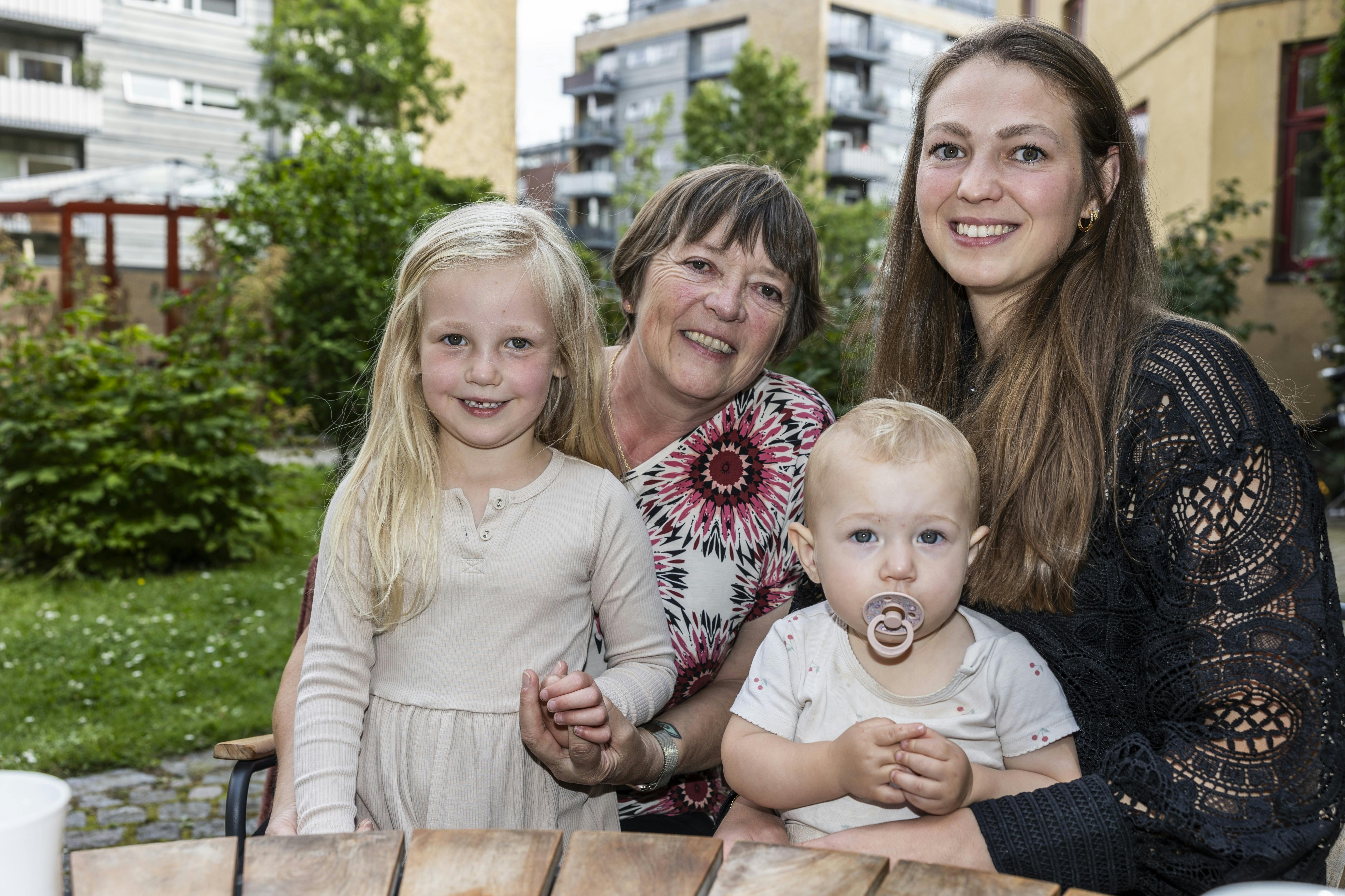 Sofine, Rikkes yngste datter, var med sin mor og mormor til kor.