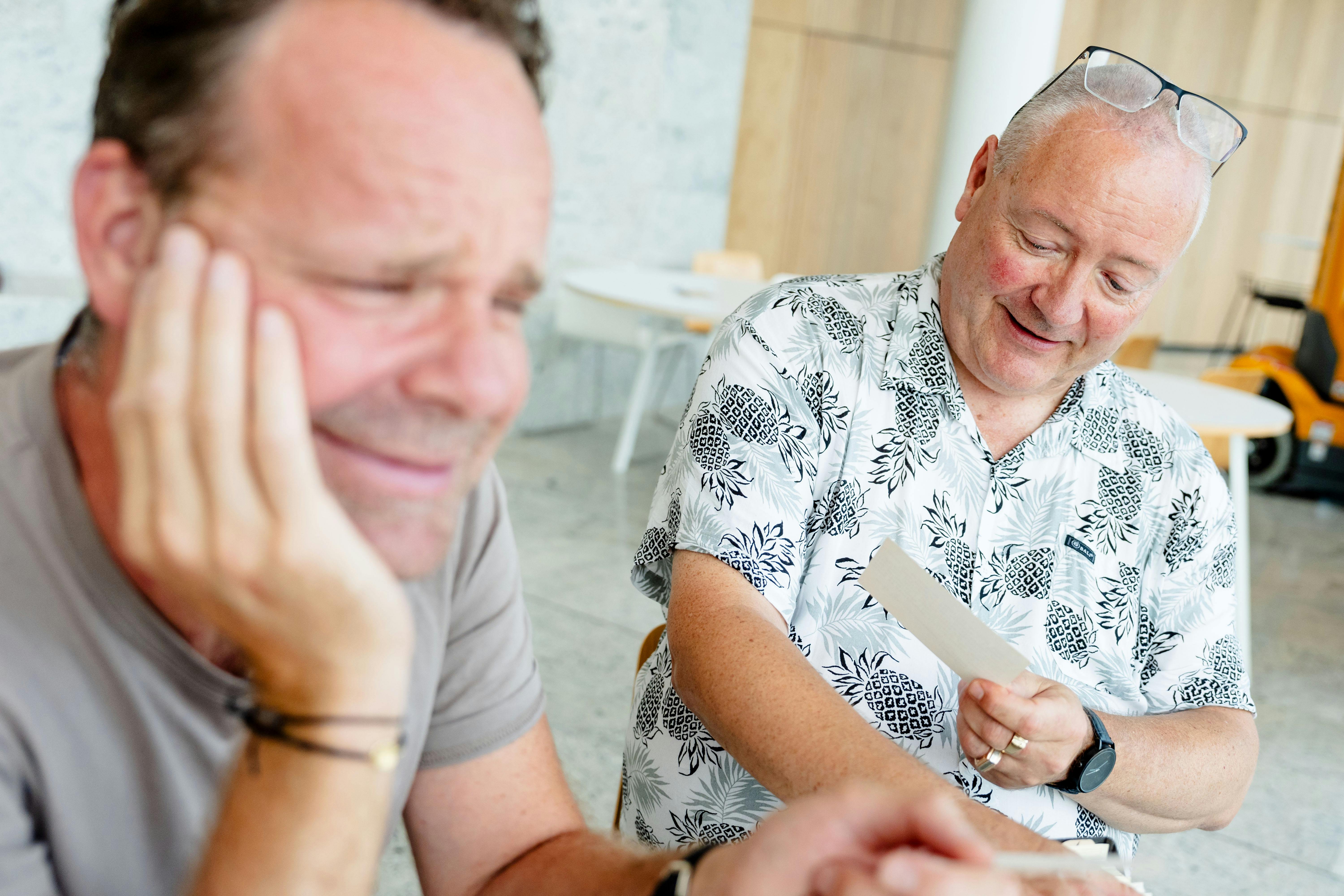 Journalist Johan Isbrand fra Familie Journal og tv-vært Jacob Riising mødes i anledning af sidstnævntes programrække "Pibestativ, stakit, kasket" på TV 2 Fri og TV 2 Play og skiftes til at læse op fra Otto Leisners vittighedsarkiv, som Jacob i sin tid havde ønsket at erhverve sig, men som Familie Journal og Aller Media snuppede for næsen af ham.