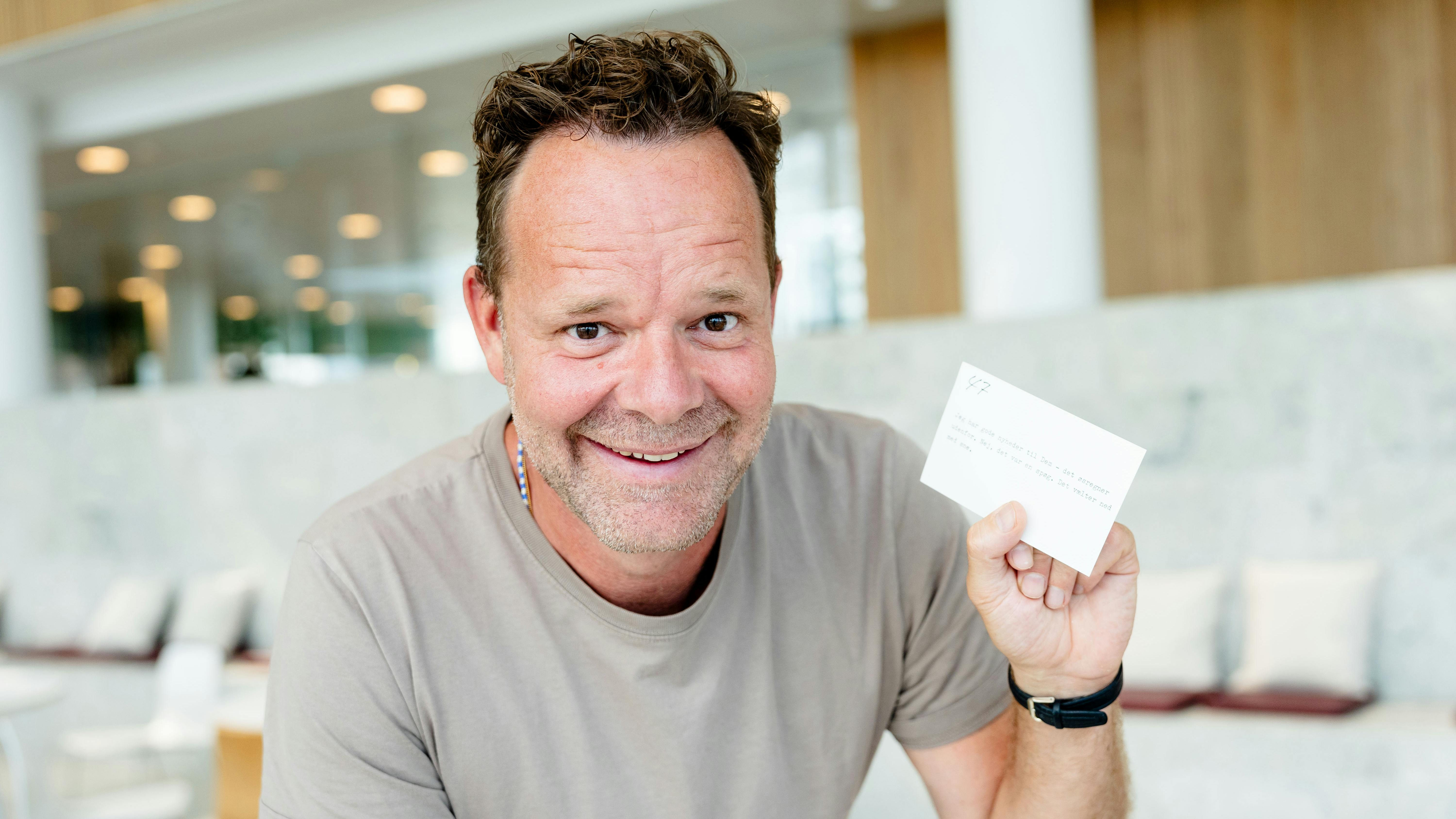 En del af Otto Leisners kostbare vitsarkiv har nærmest karakter af Ottos noter til sig selv, og da Jacob Riising får kigget nærmere på morsomhederne, erfarer han, at ikke alt giver klokkeklar mening, når man læser det med nutidige briller.