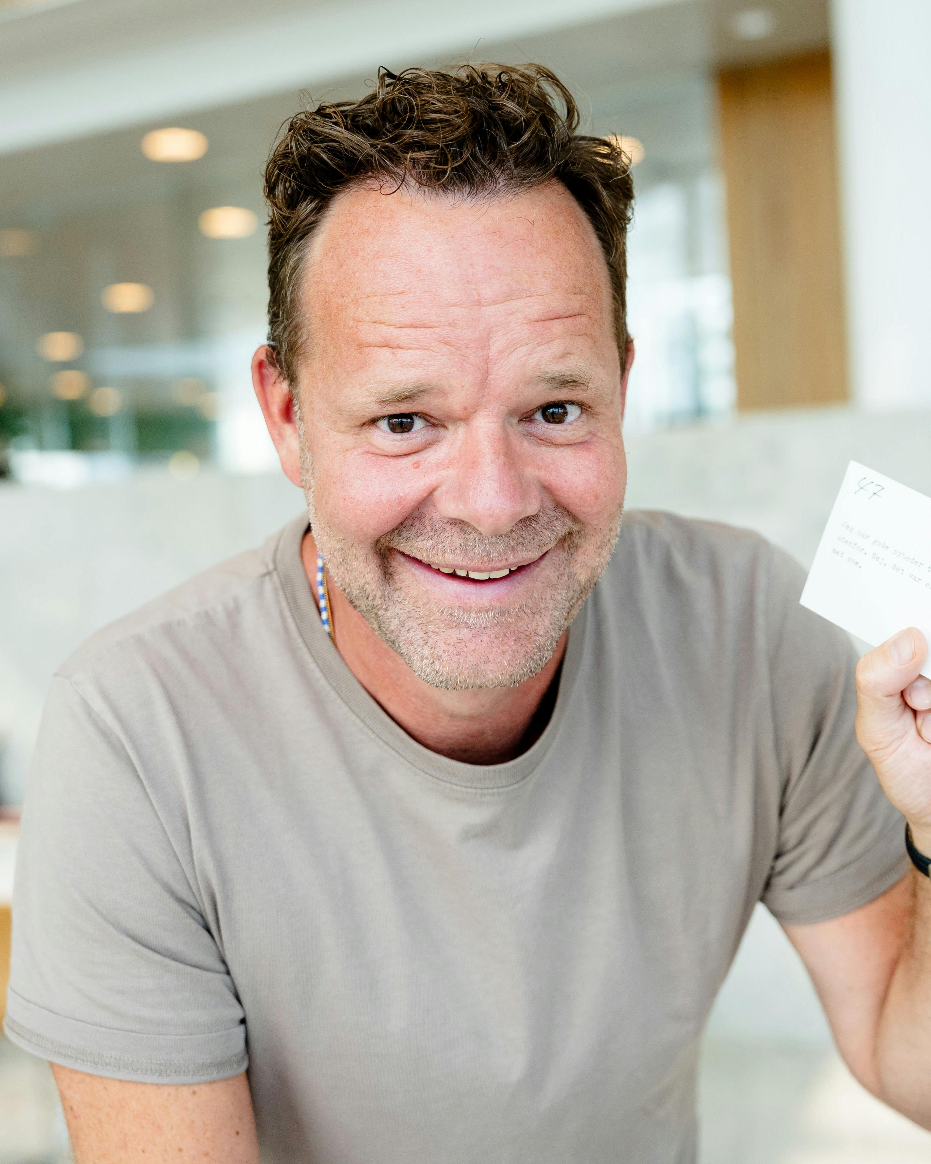 En del af Otto Leisners kostbare vitsarkiv har nærmest karakter af Ottos noter til sig selv, og da Jacob Riising får kigget nærmere på morsomhederne, erfarer han, at ikke alt giver klokkeklar mening, når man læser det med nutidige briller.