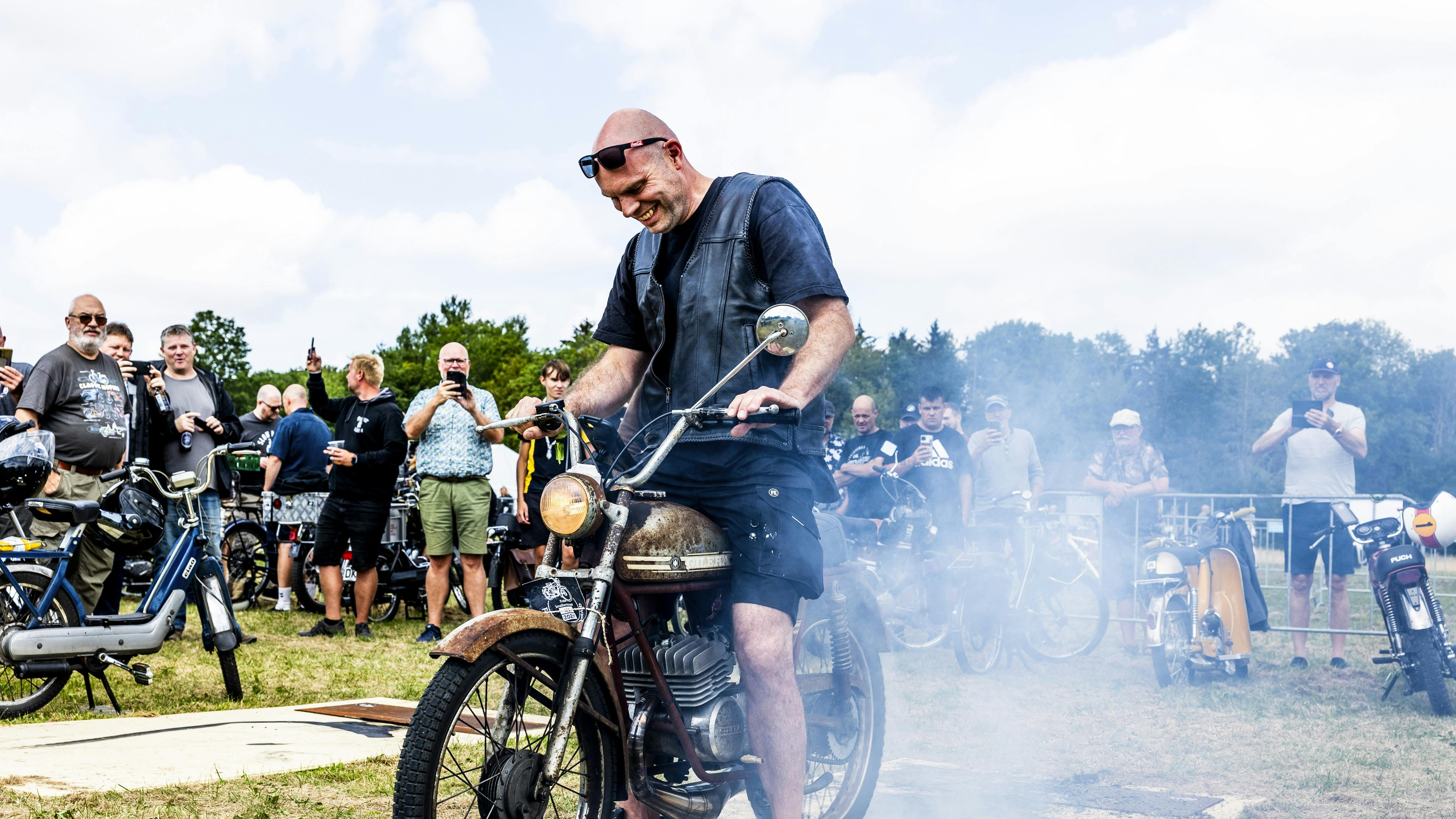 At brænde dæk af hører blandt de klassiske sysler for førere af tohjulede motorkøretøjer. På knallerttræffet i Høje Taastrup var der en ”brændebane” til formålet.