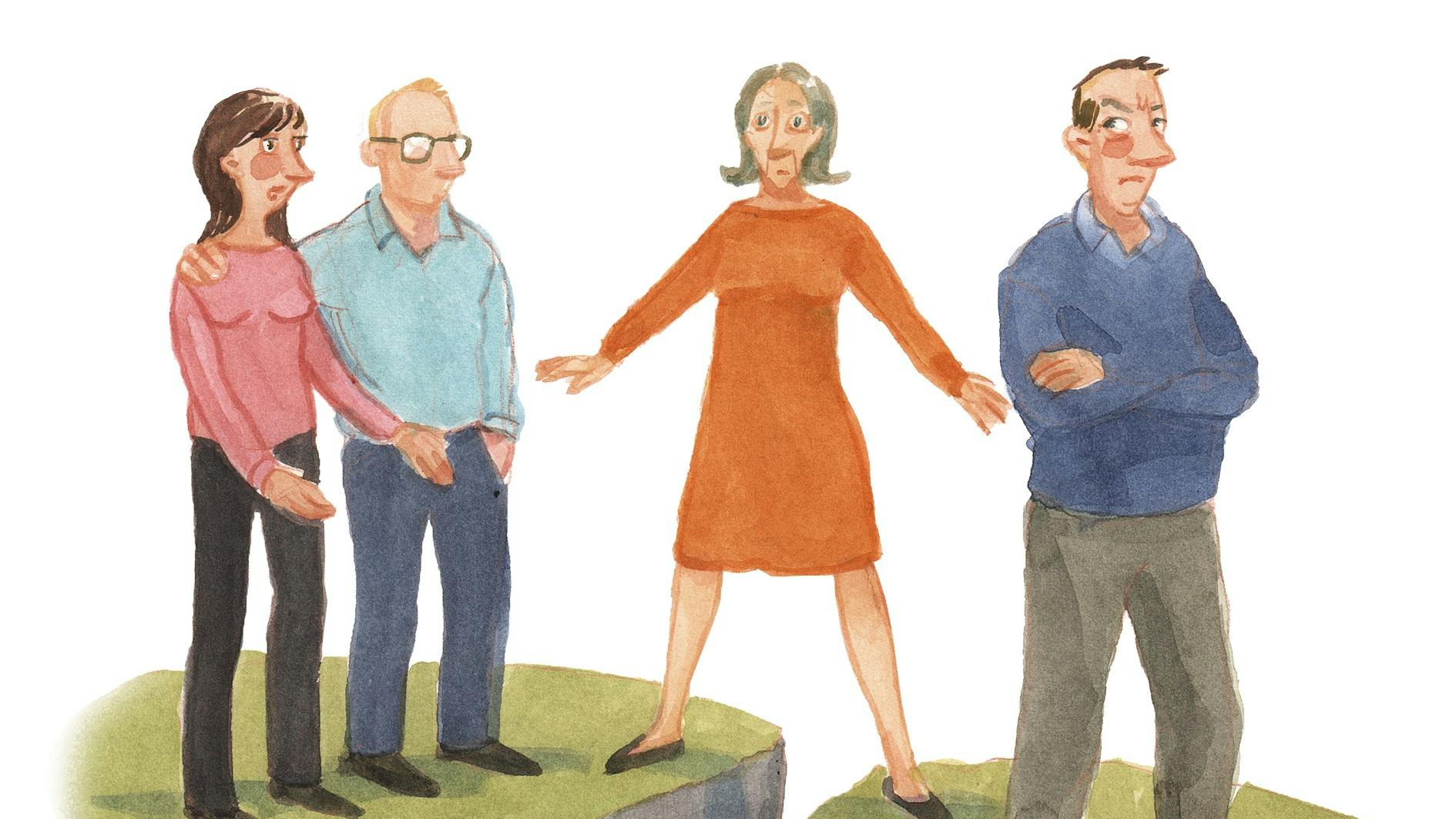 En mor der står mellem hendes datter og svigersøn, og med hendes mand på den anden side.