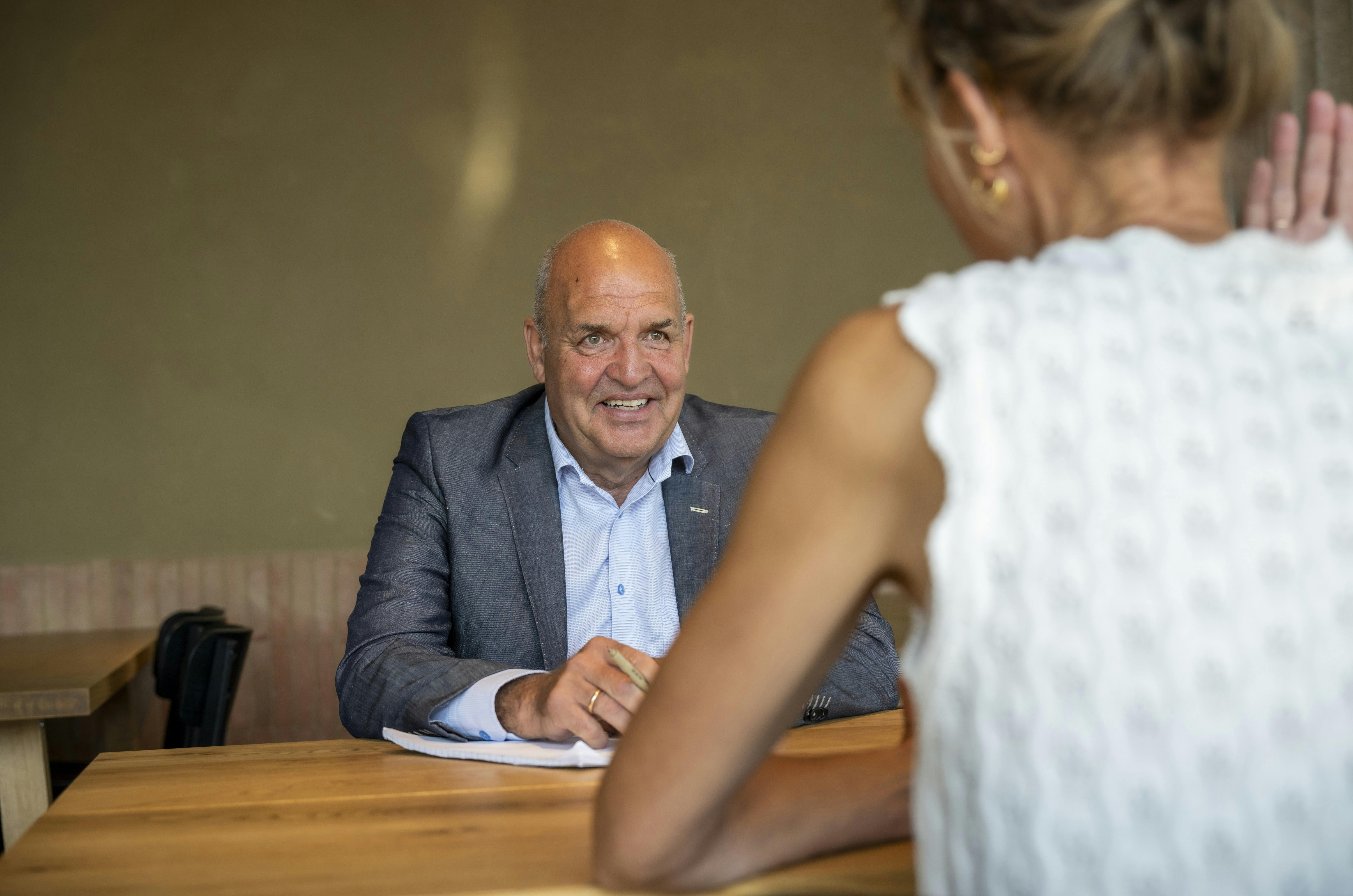 John Ladekarl, som sidder og rådgiver.