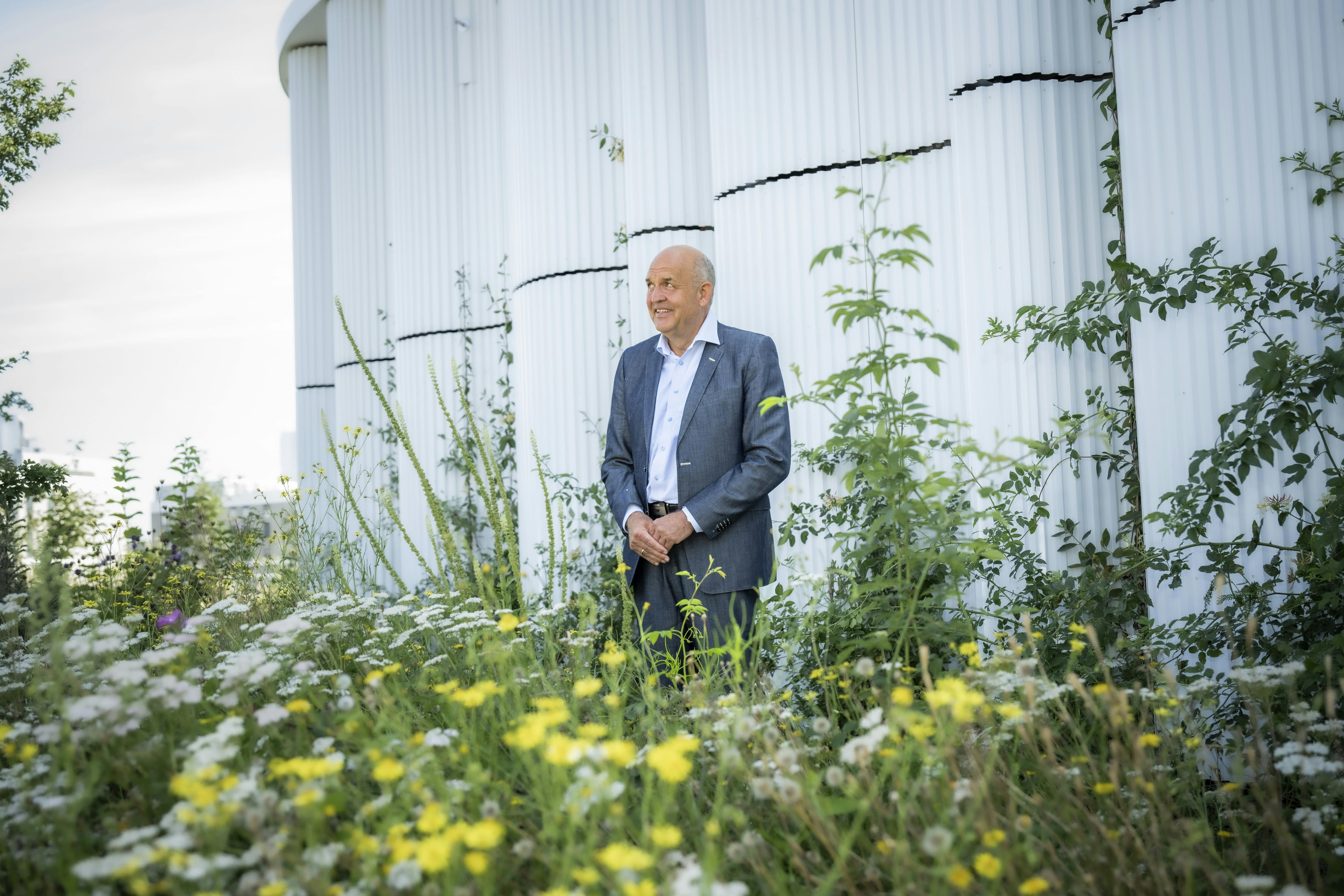 John Ladekarl, som står i blandt blomstermarker. 