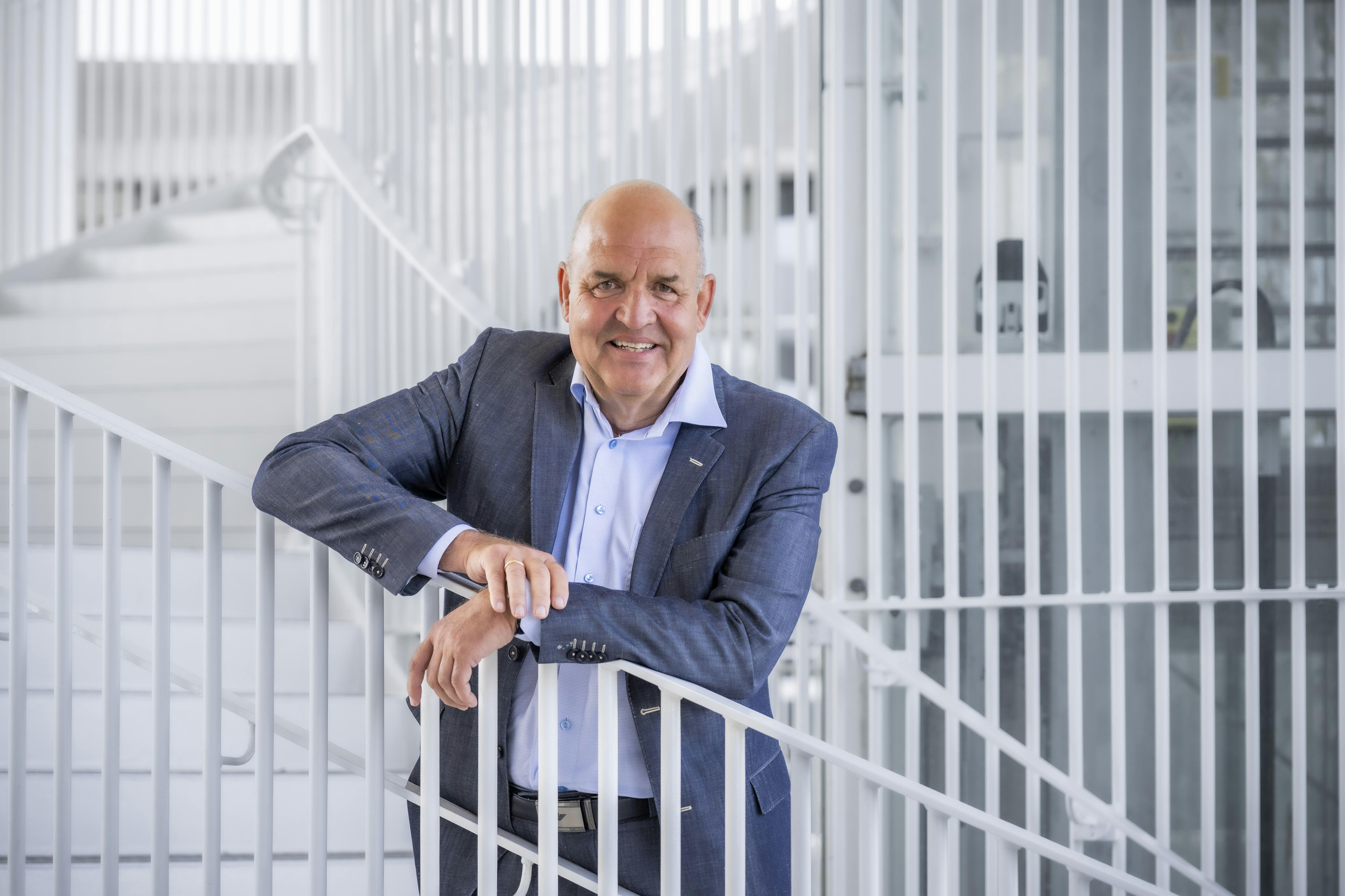 John Ladekarl, som står ved en trappe.