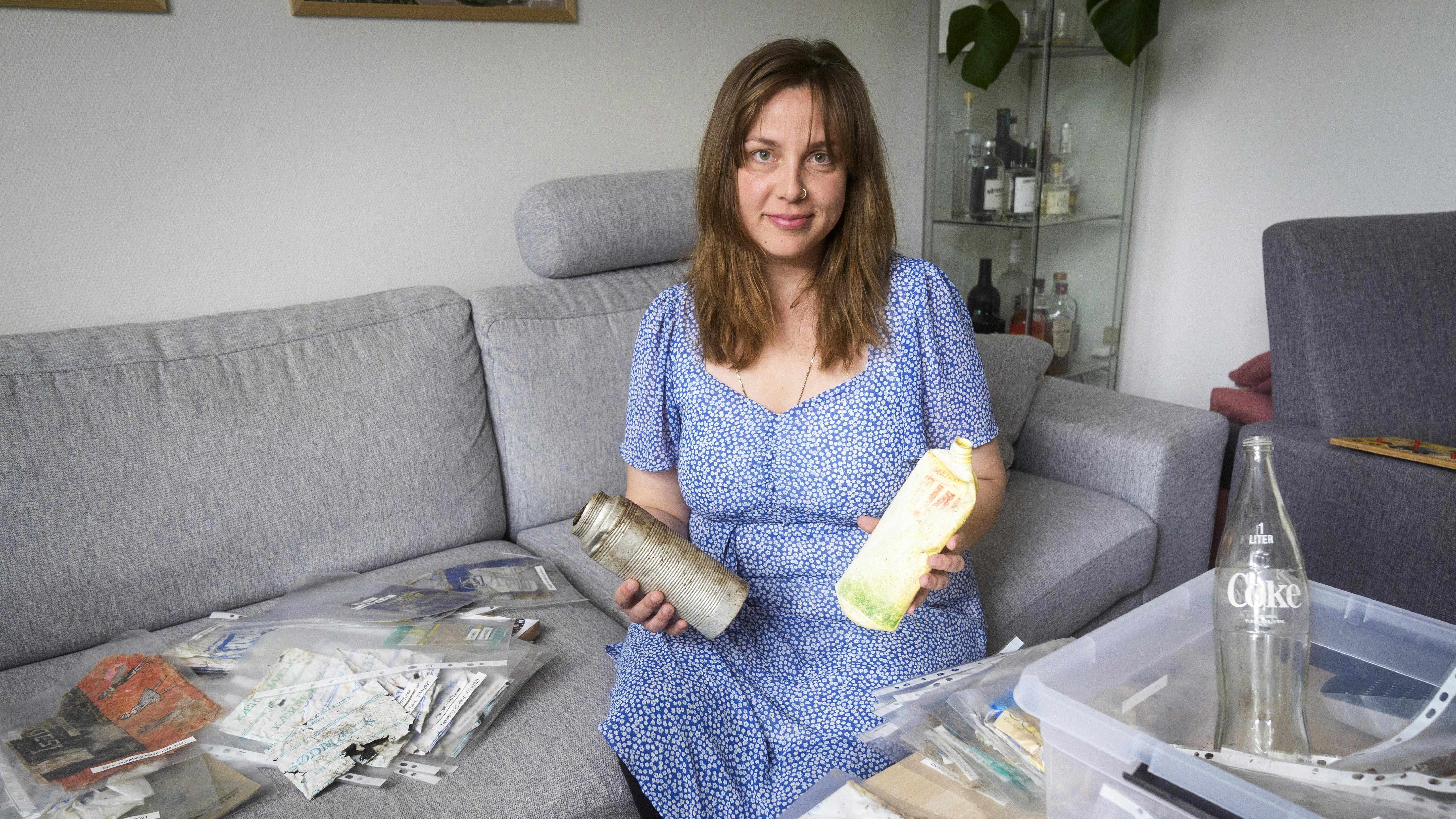 Signe Eurén Mortensen synes, at hver dag burde dedikeres til indsamling af affald, der skader naturen. De emballager, Signe her viser frem, har alle adskillige årtier på bagen. Det er hendes drøm, at ”skattene” kan blive udstillet.