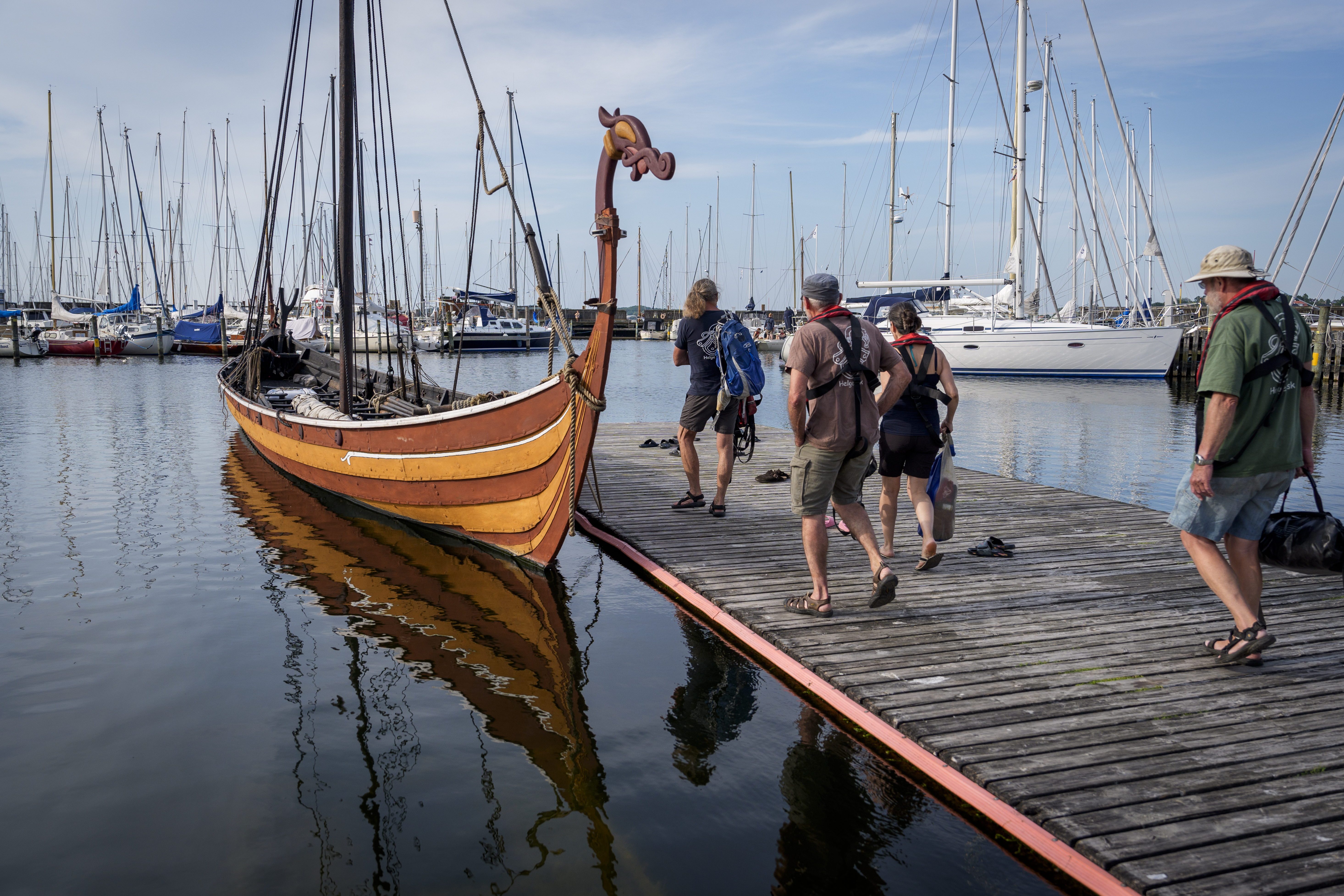 Helge Ask er både navnet på et rekonstrueret vikingeskib og det bådelaug af frivillige, som vedligeholder og sejler det.
