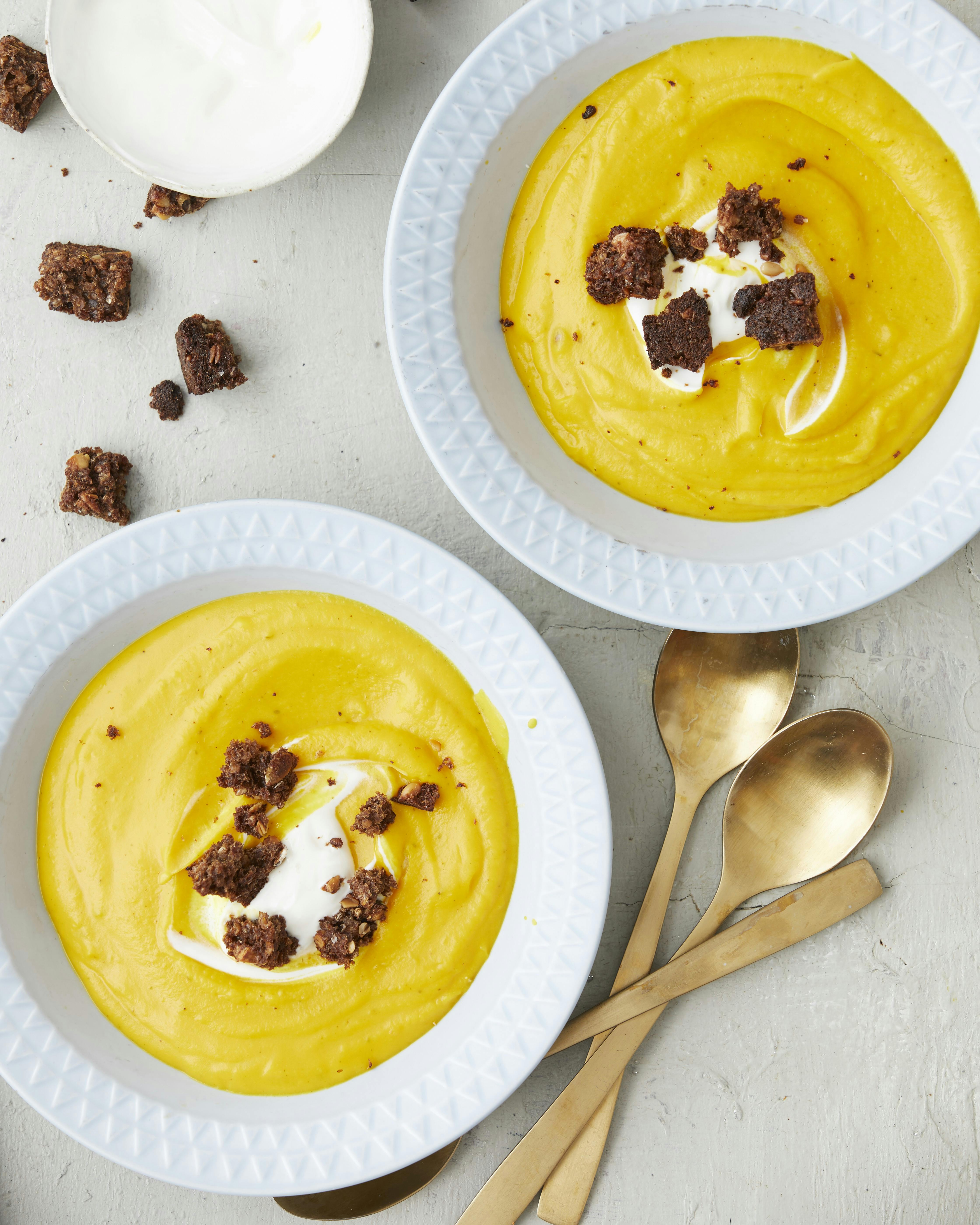 Græskarsuppe med rugbrødscroutoner
