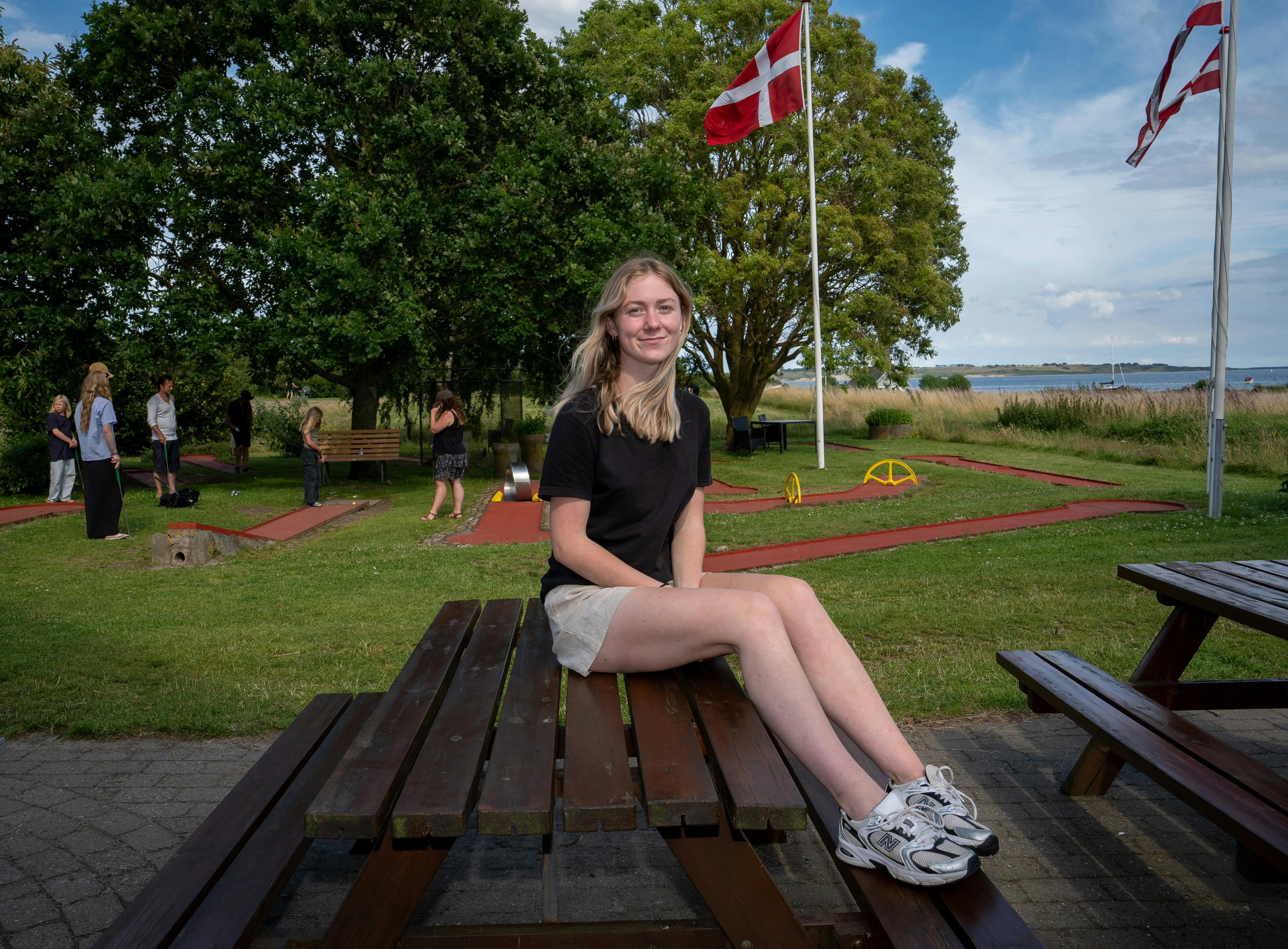 – Jeg har nok et særligt bånd til øen, som tilflyttere ikke har, siger 21-årige Julie Olesen.