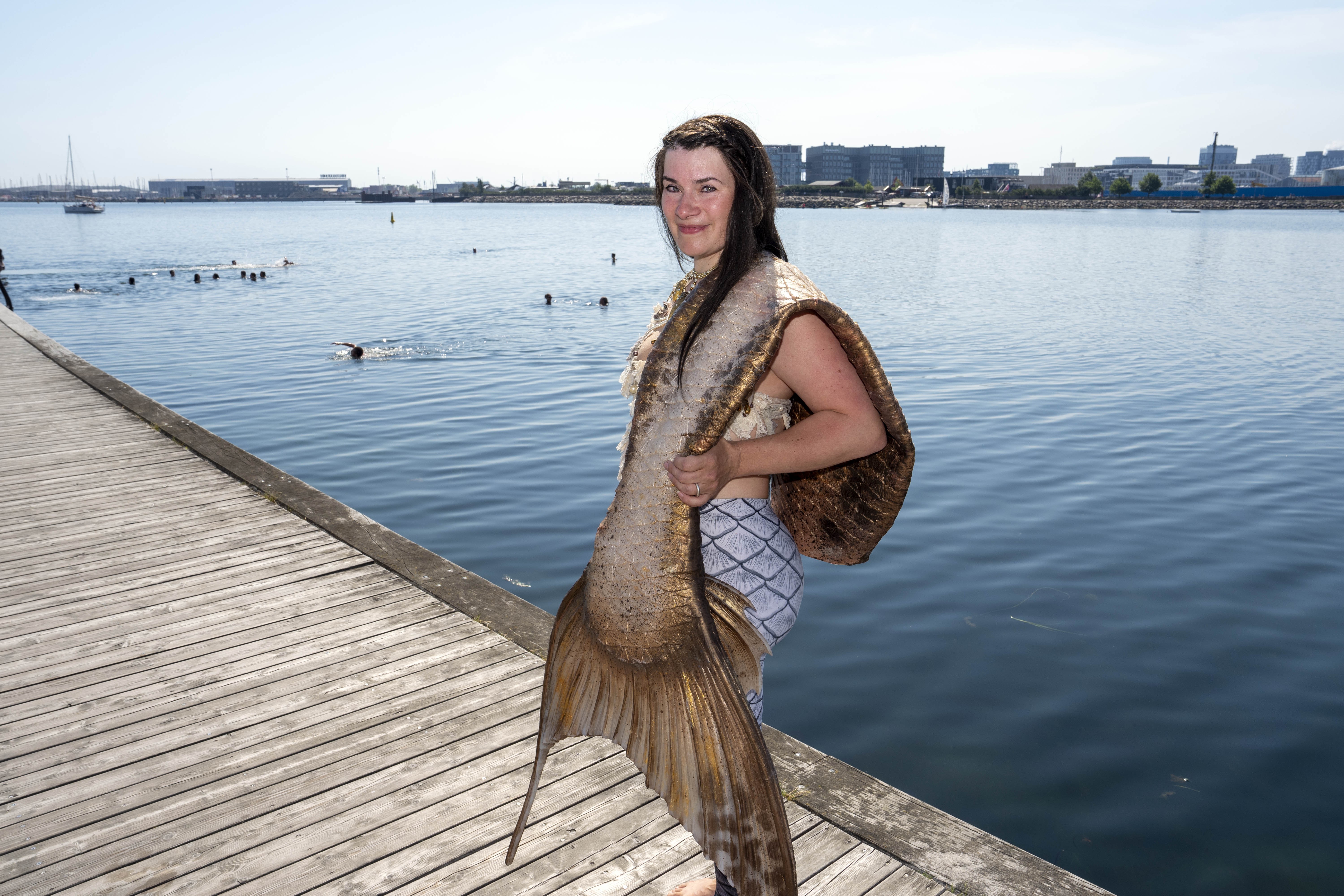 Karin Prehst Lund Madsen fik sin første havfruehale, da hun fyldte 30 år. Den er lavet af silikone og vejer 12 kilo. 