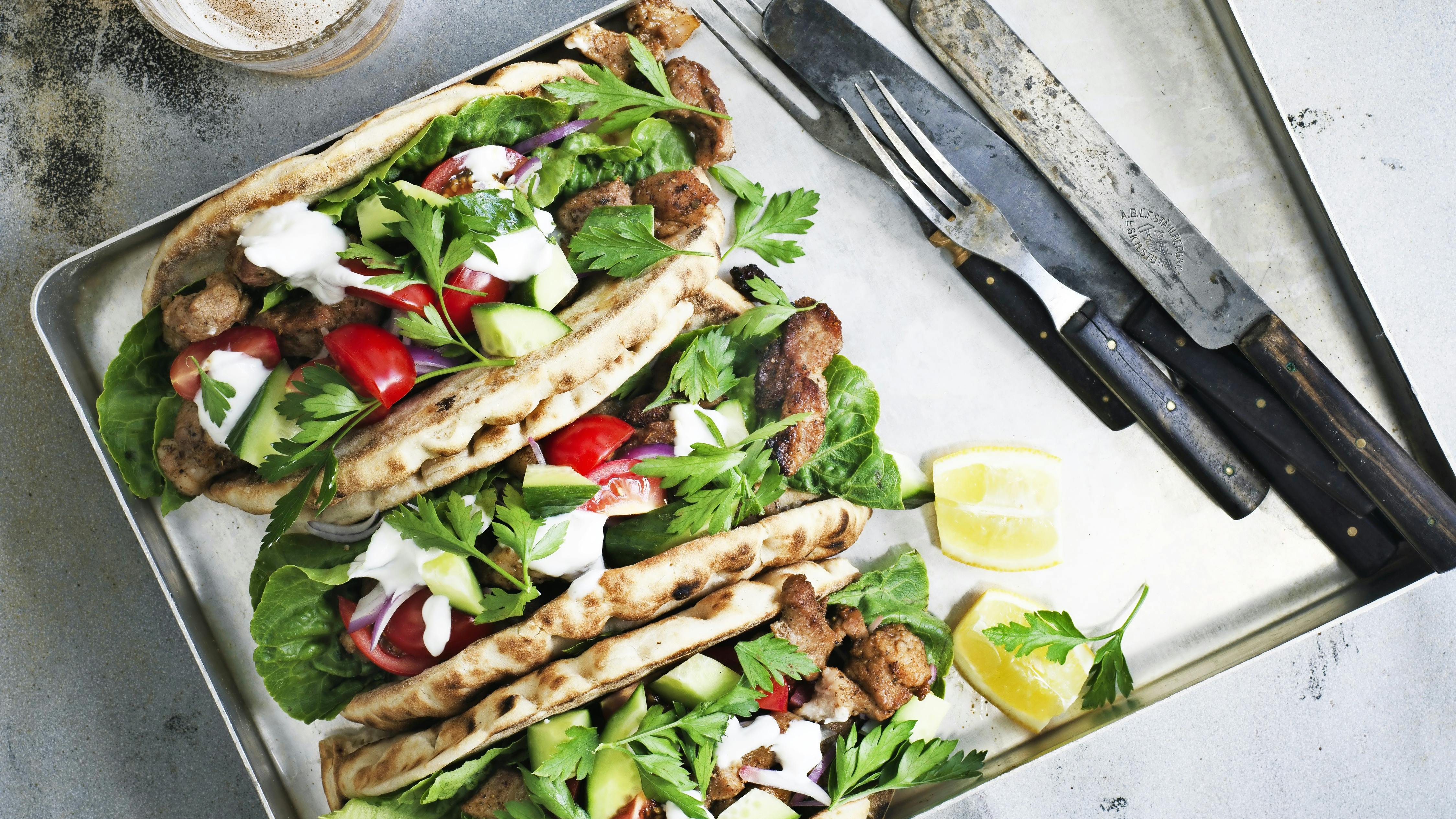 Gyros i fladbrød med grønt