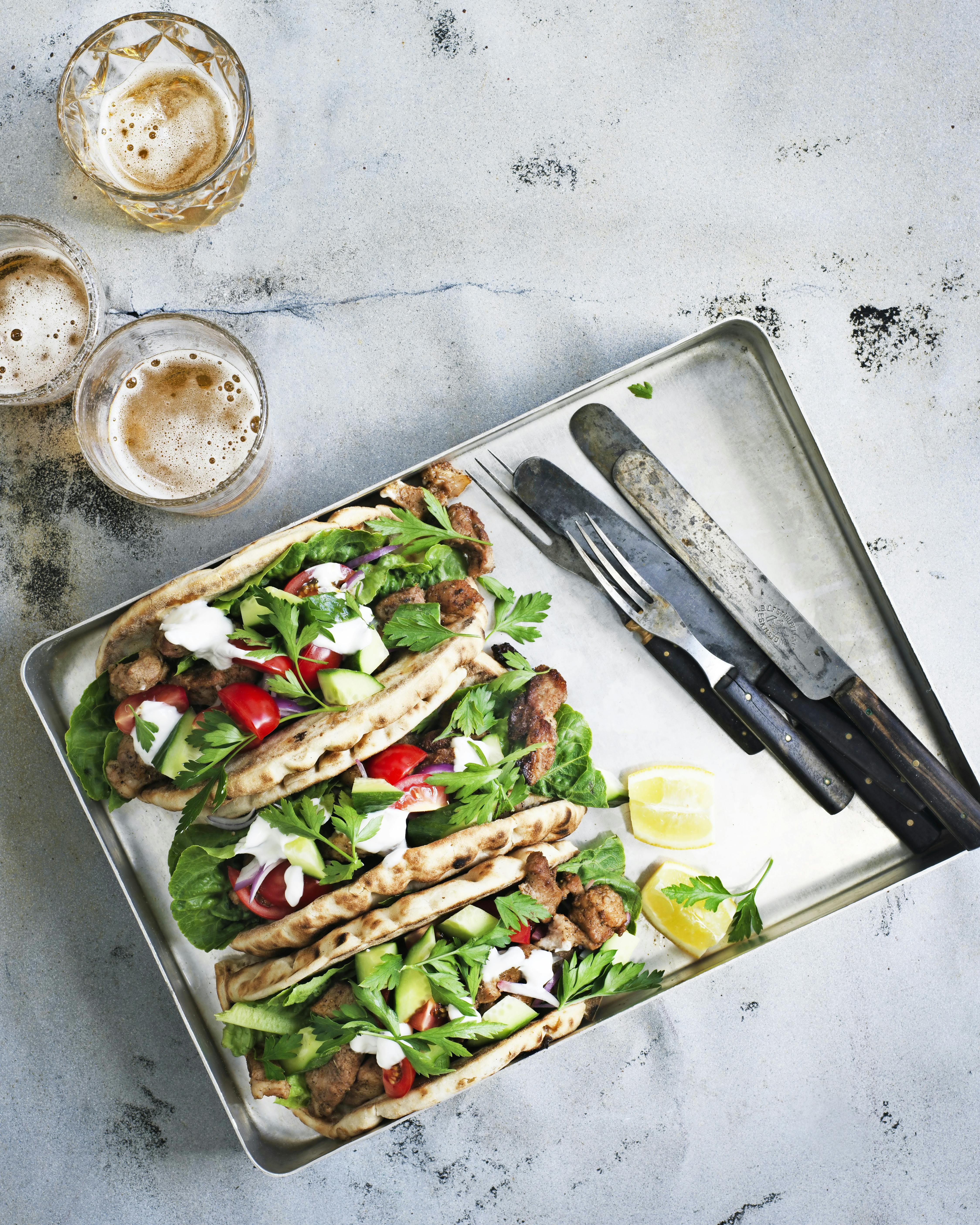 Gyros i fladbrød med grønt