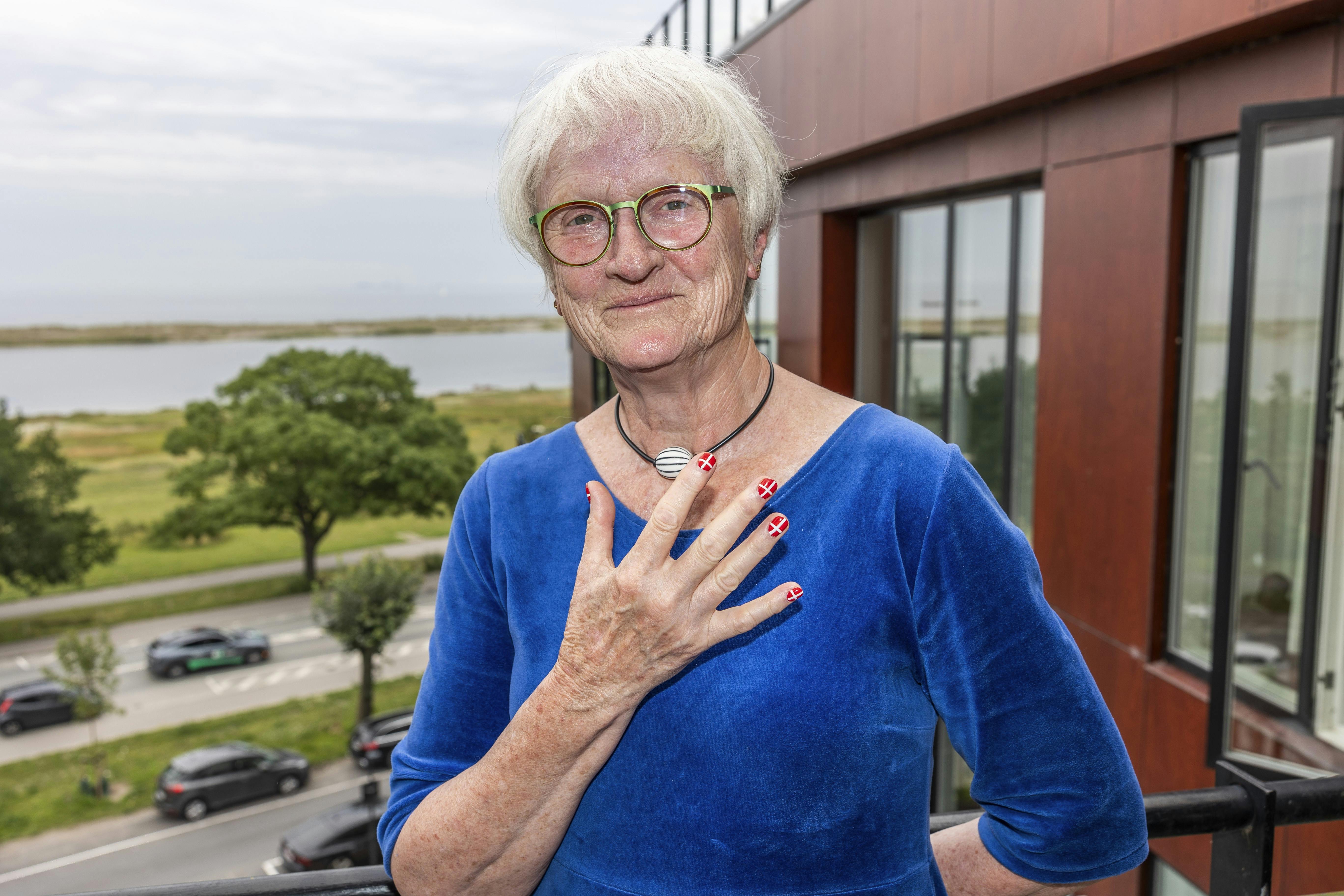 Gitte viser sine negle frem.