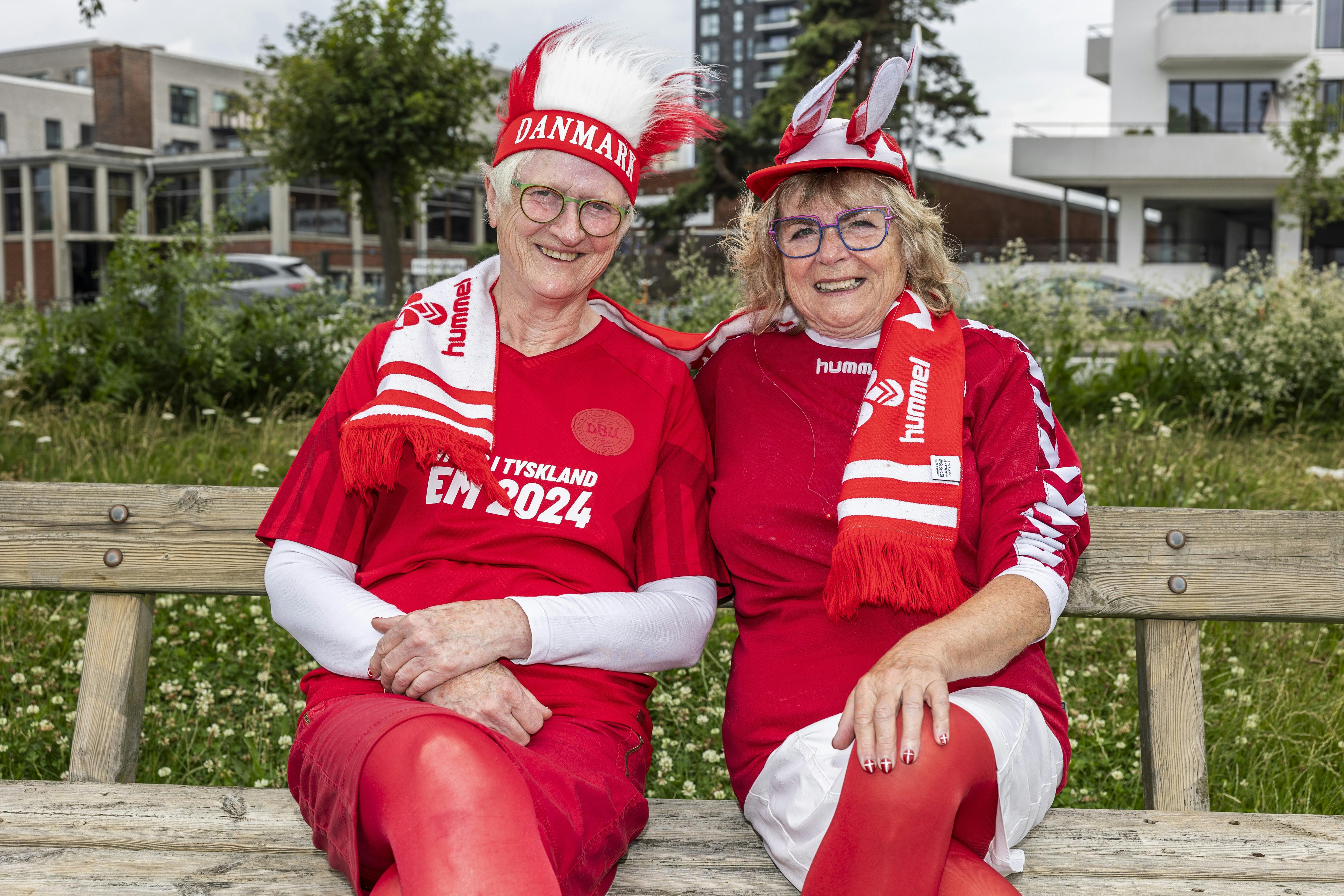 Gitte og Dorthe i deres fodboldtøj. 