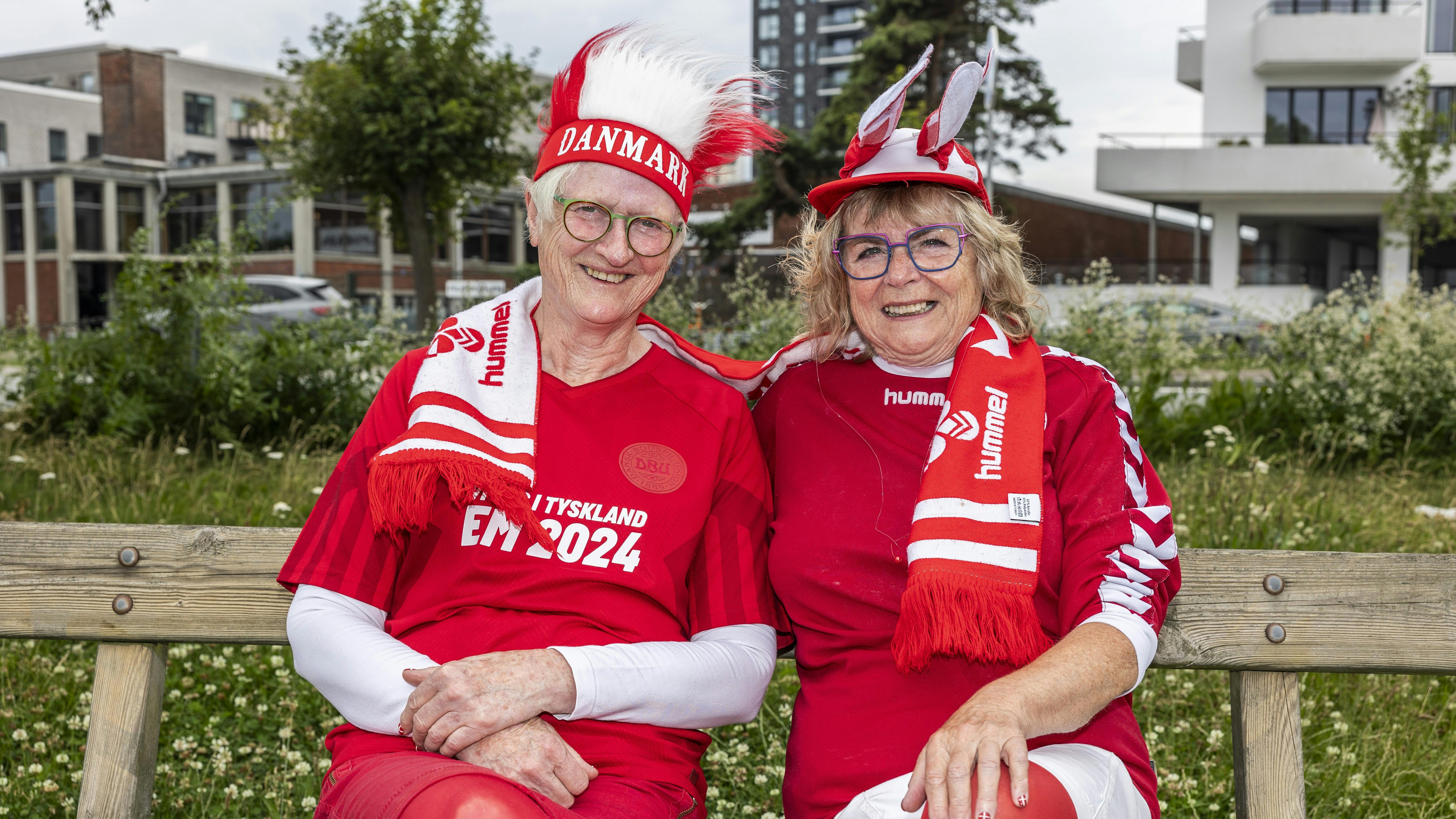 Gitte og Dorthe i deres fodboldtøj.