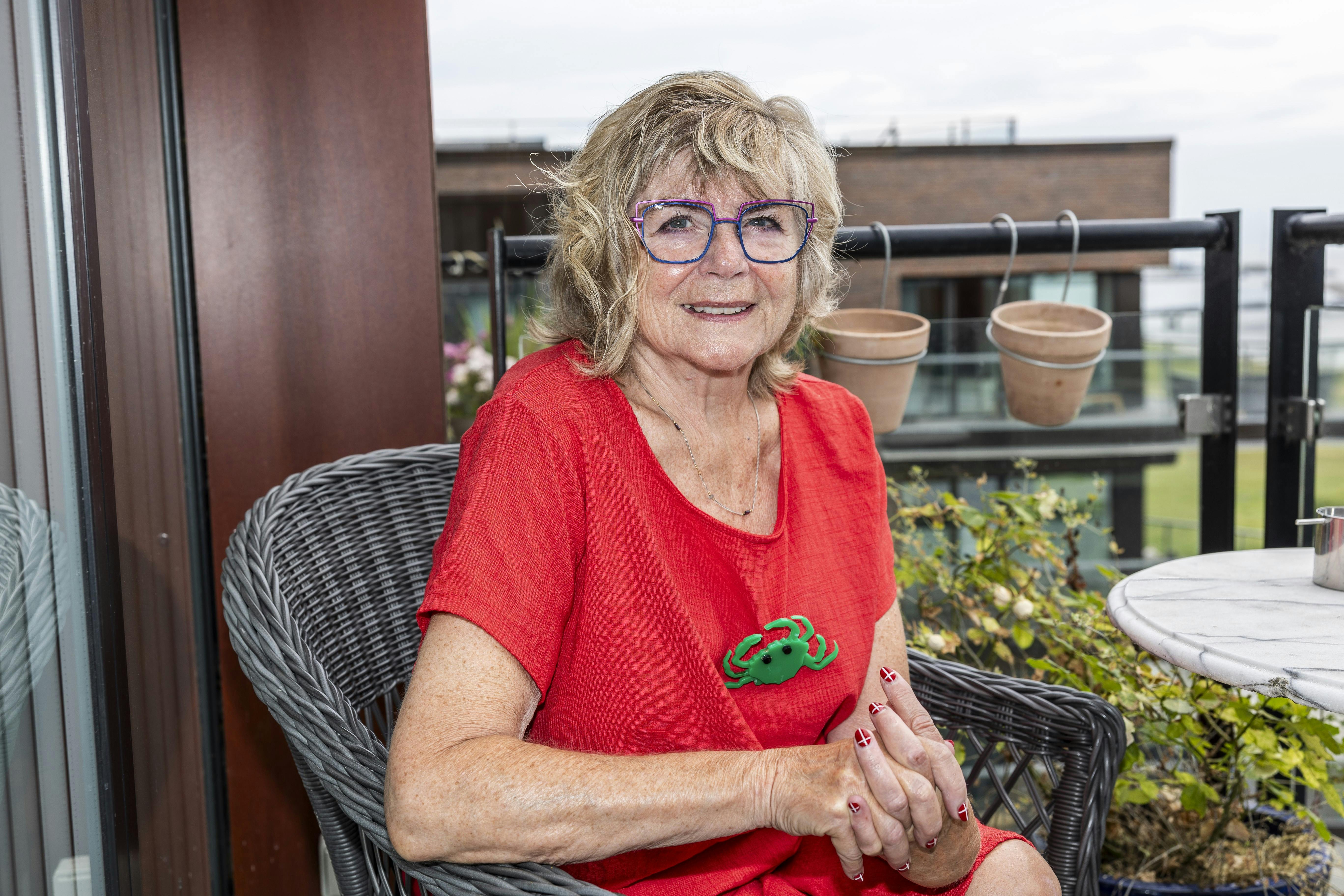 Dorthe der sidder på en stol udenfor.