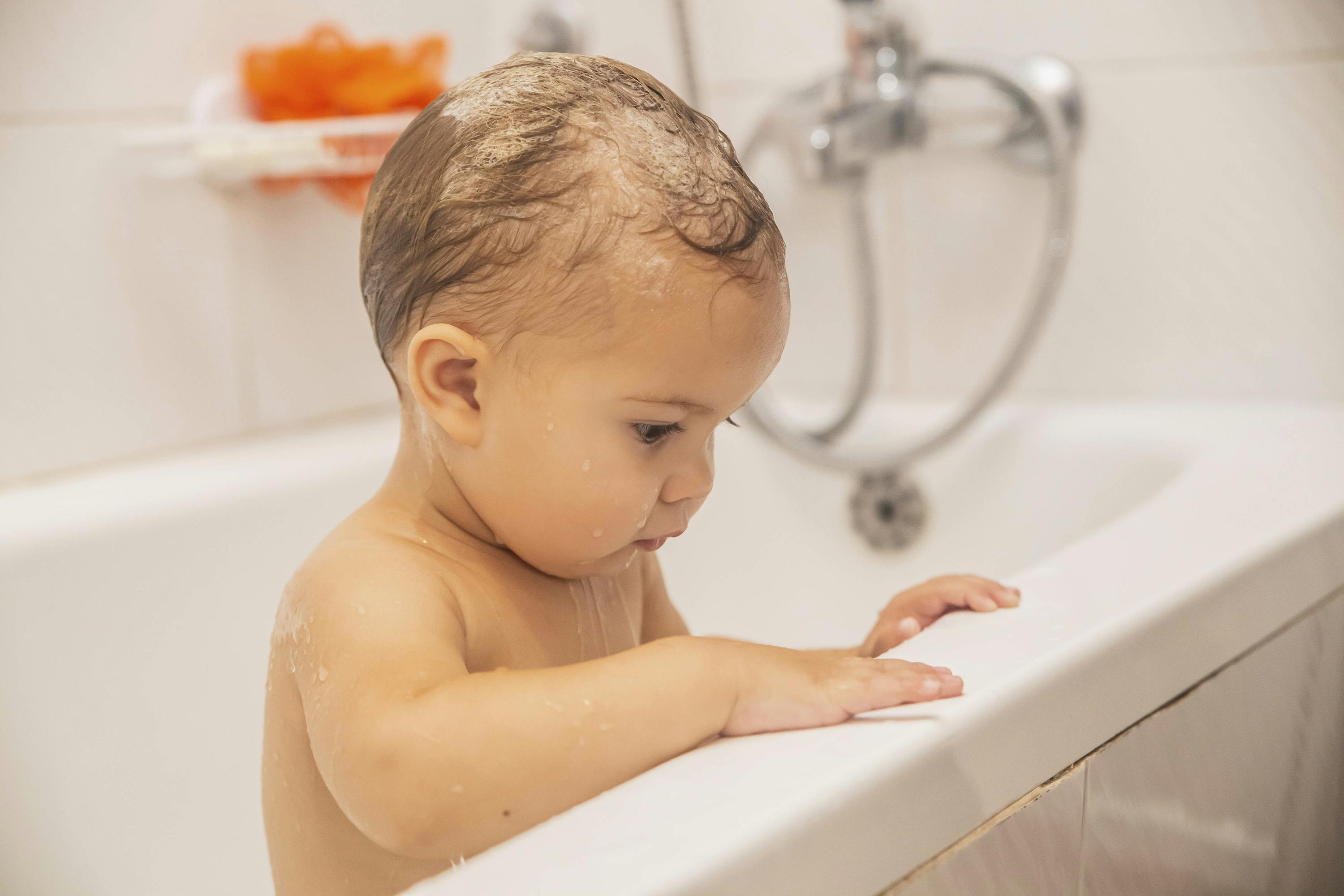 Baby med shampoo i håret. 