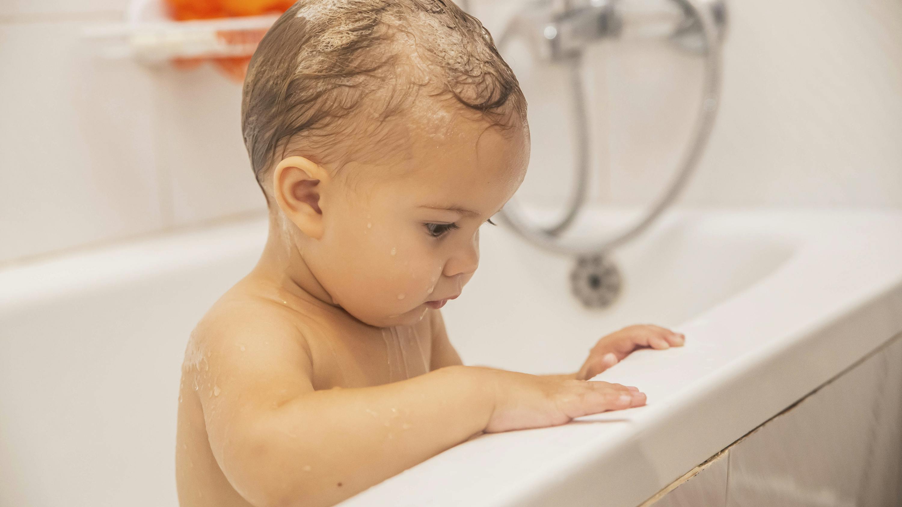Baby med shampoo i håret.