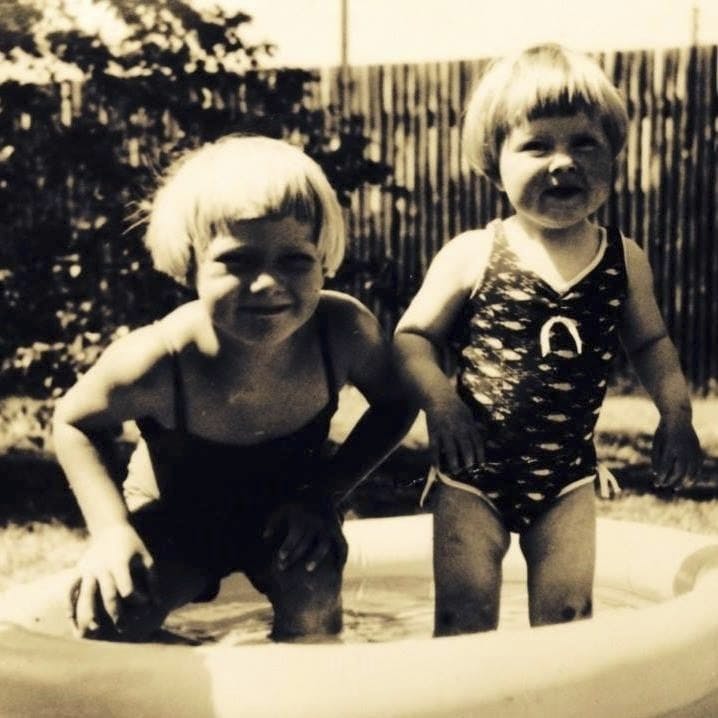 Bente og Pia husker deres første barndomsår som trygge, men som farens alkoholmisbrug tog til, ændrede det sig.