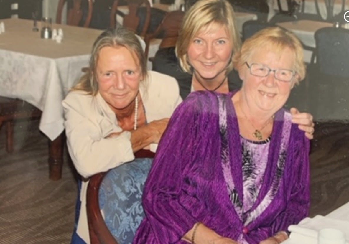 Pia og Bente har stadig et nært forhold til deres mor, som de ikke bebrejder for noget.