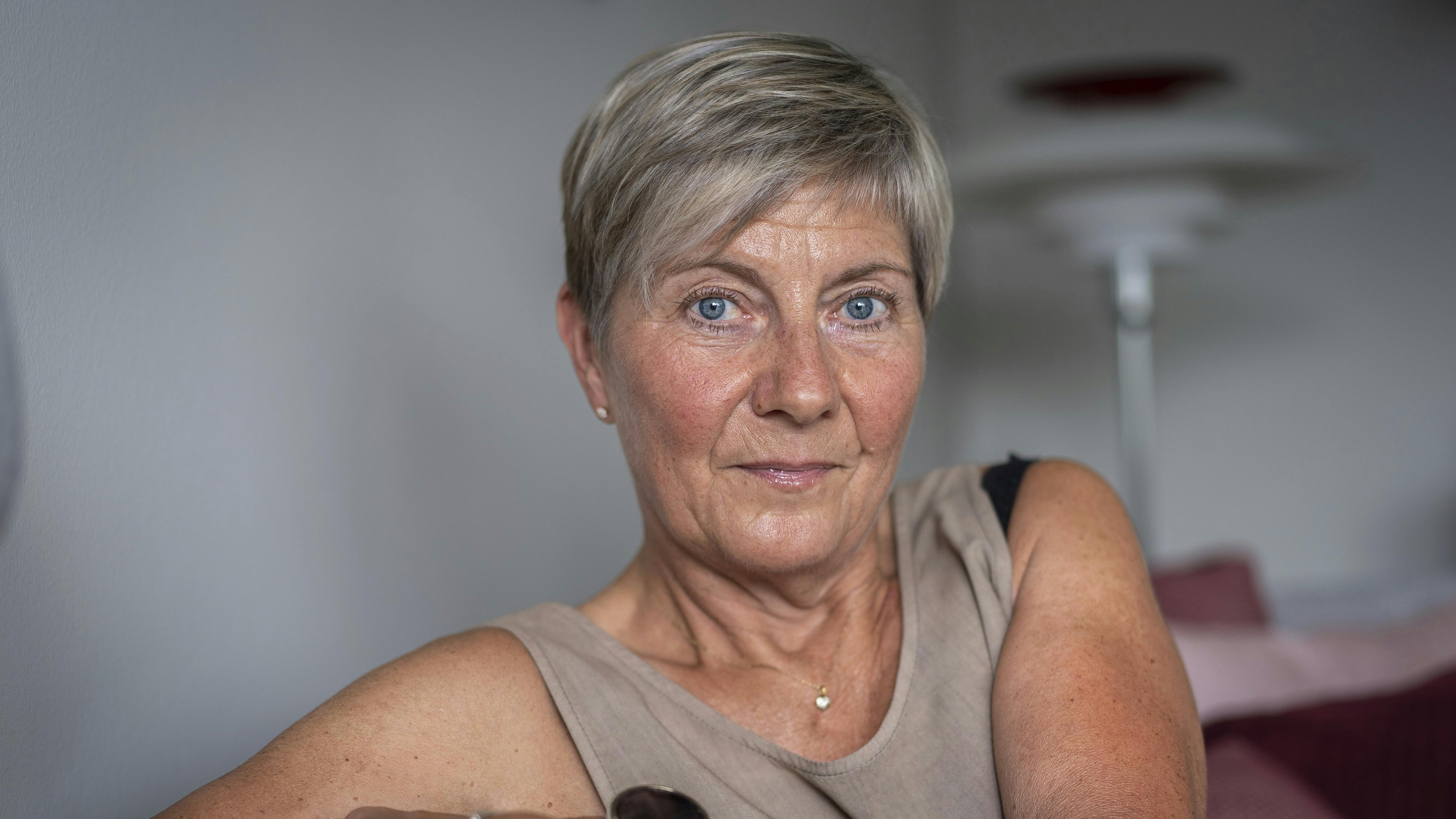 Bente Jonassen og hendes søster Pia voksede op i et hjem med alkoholmisbrug. Pia fik selv et misbrug som voksen, og selvom Bente bekymrede sig for hende, kunne hun ikke få sig selv til at tale om det.
