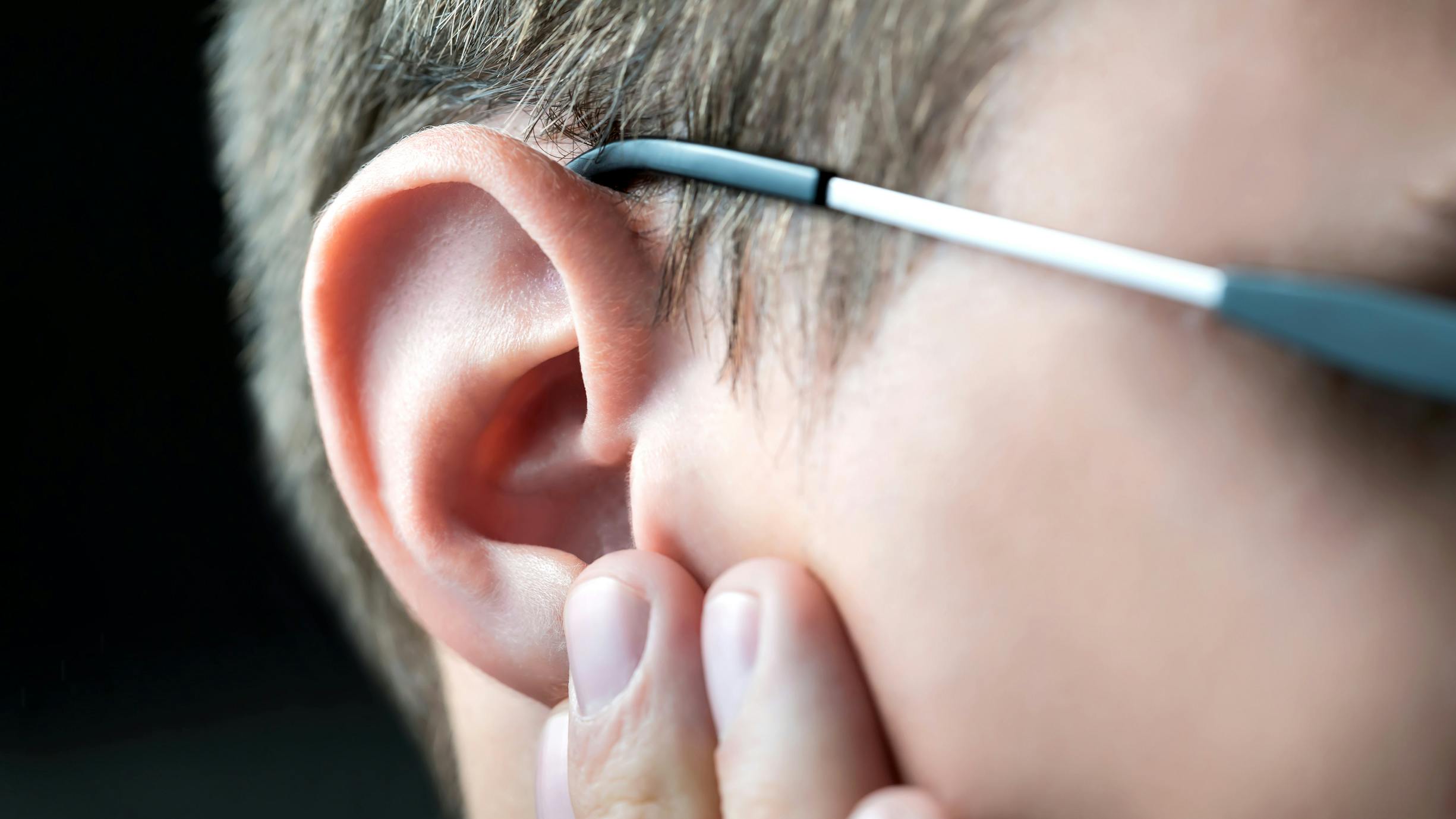 Mand med kløen i ørerne