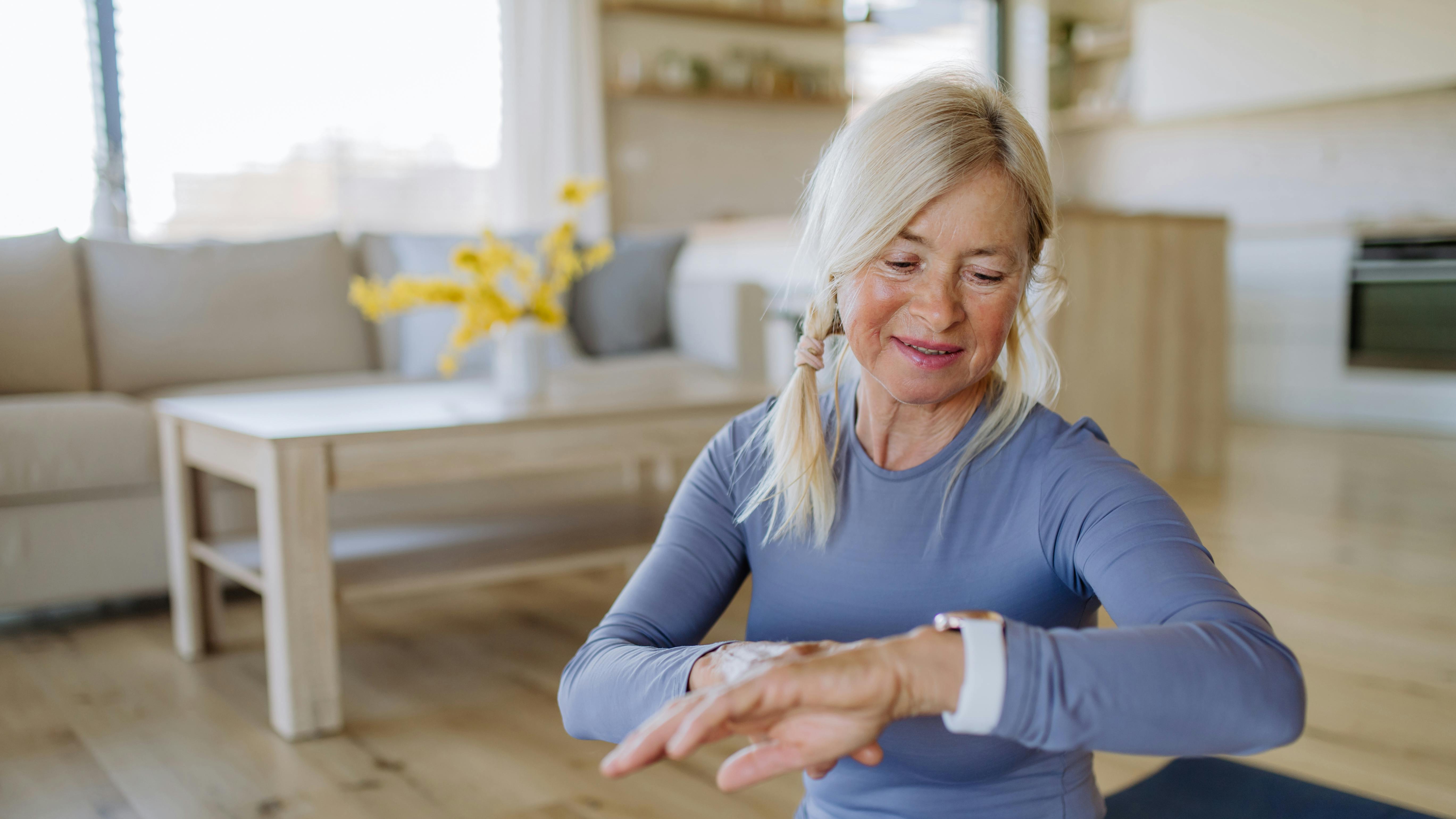 En ældre kvinde, der laver knibeøvelser for at styrke underlivet.