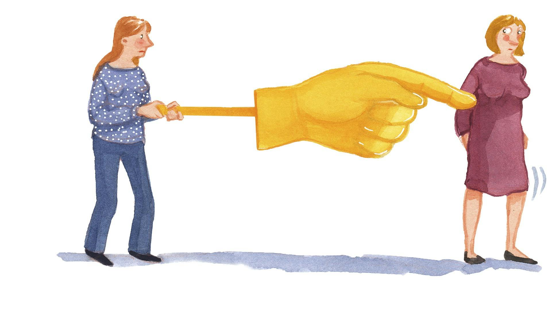 Yngre kvinde der står og peger med en står hånd, imod en ældre kvinde.