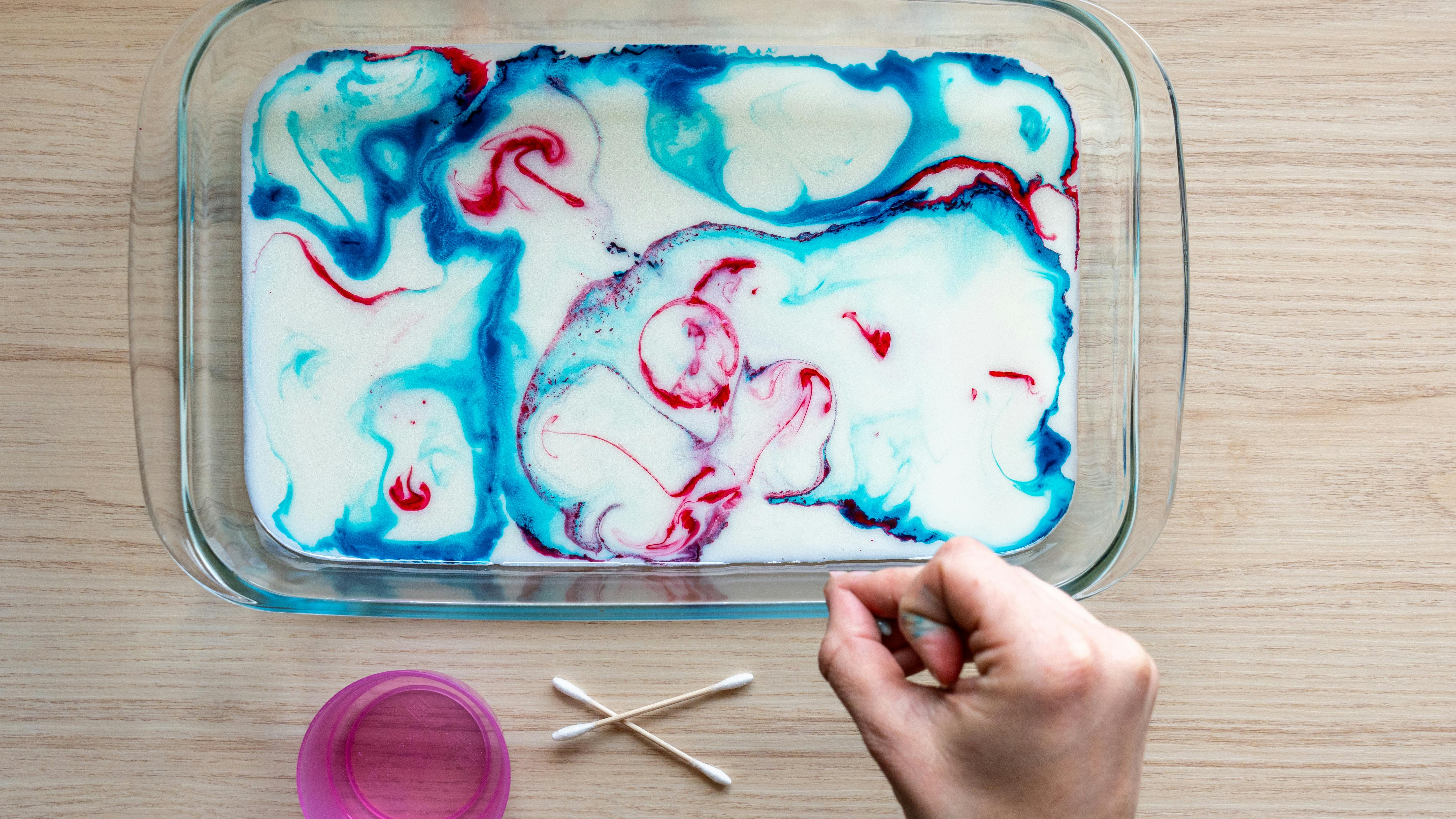 Mælkeeksperiment fra bogen Legestunder