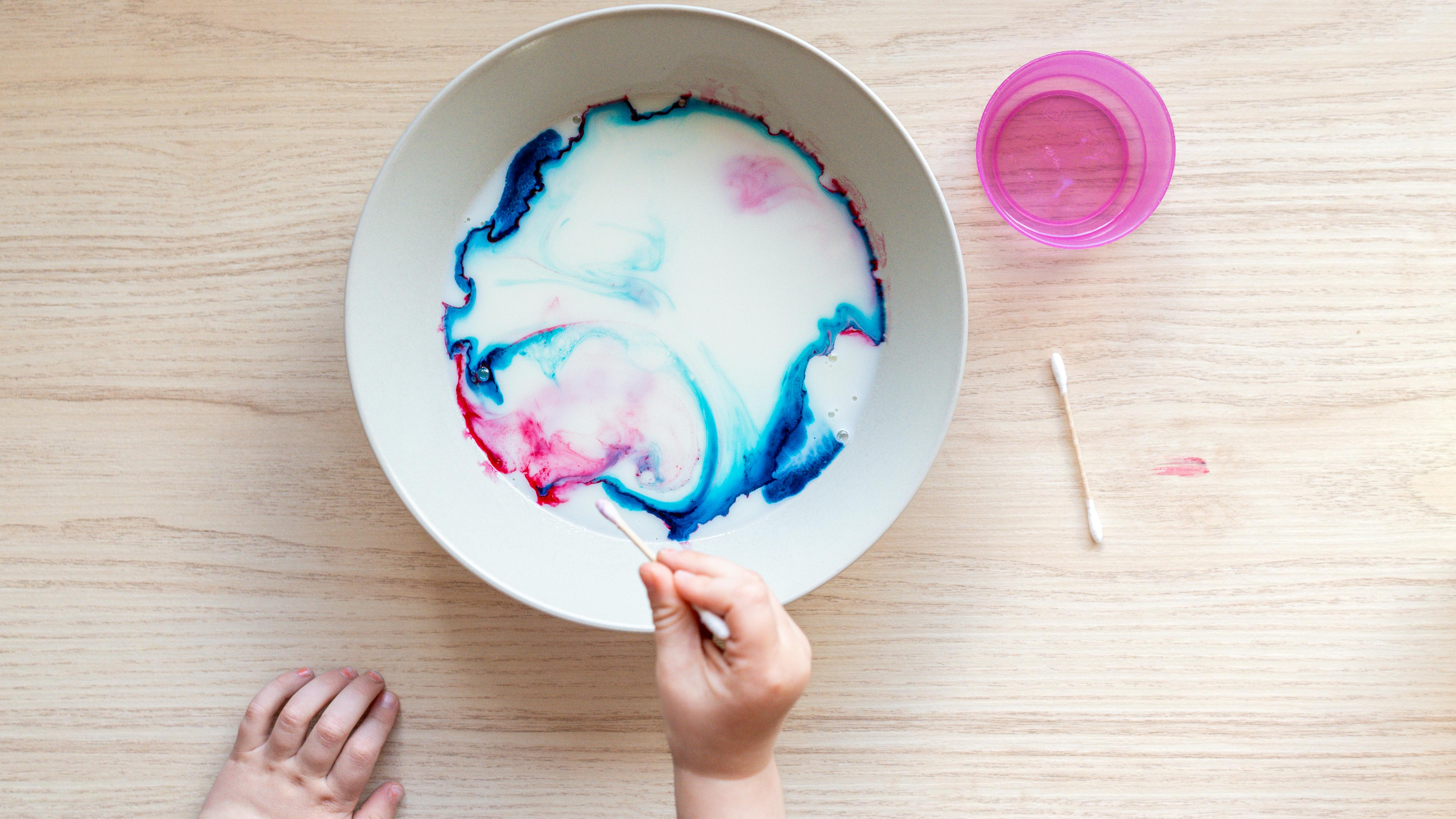 Mælkeeksperiment fra bogen Legestunder