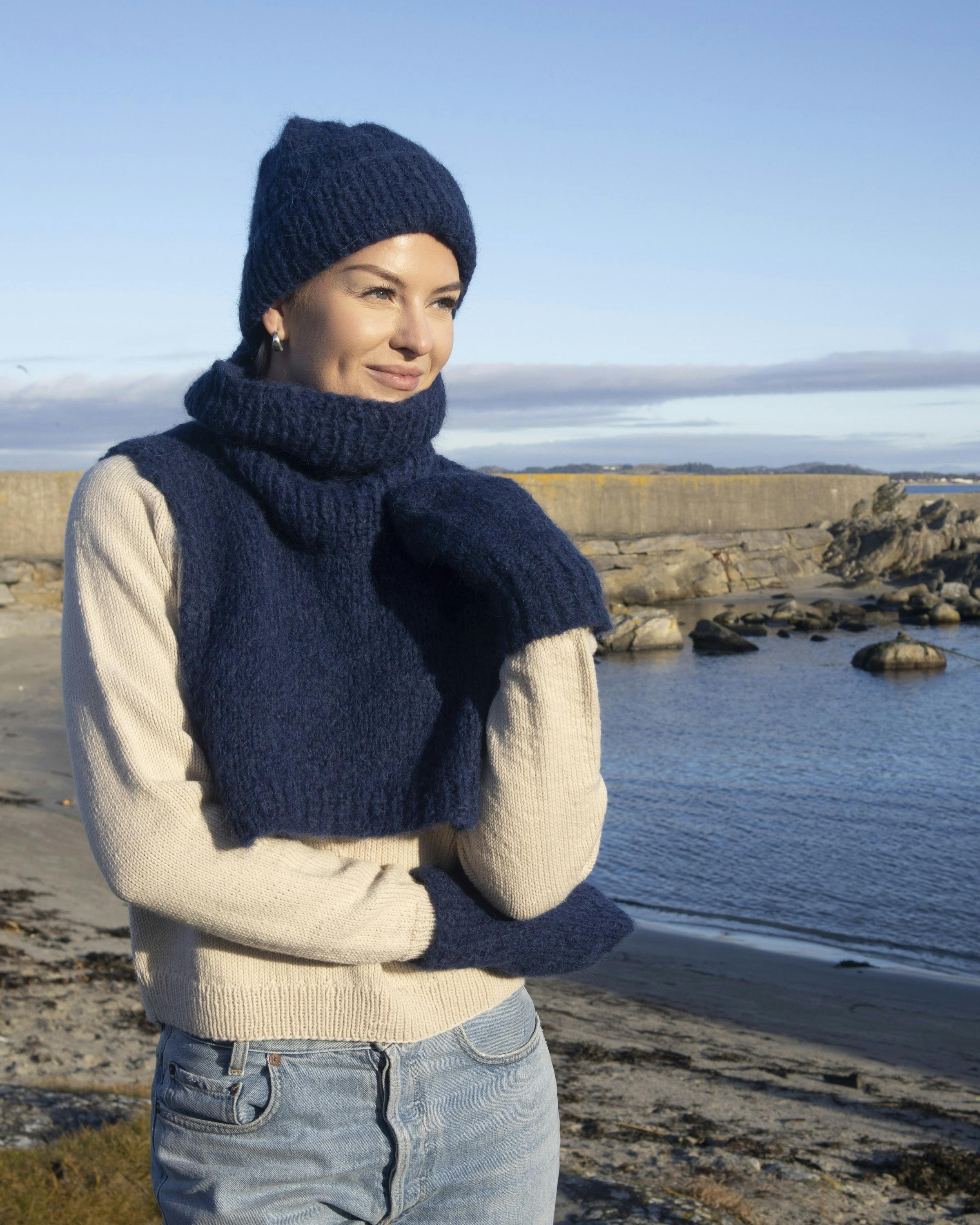 Marineblåt vintersæt, strik.