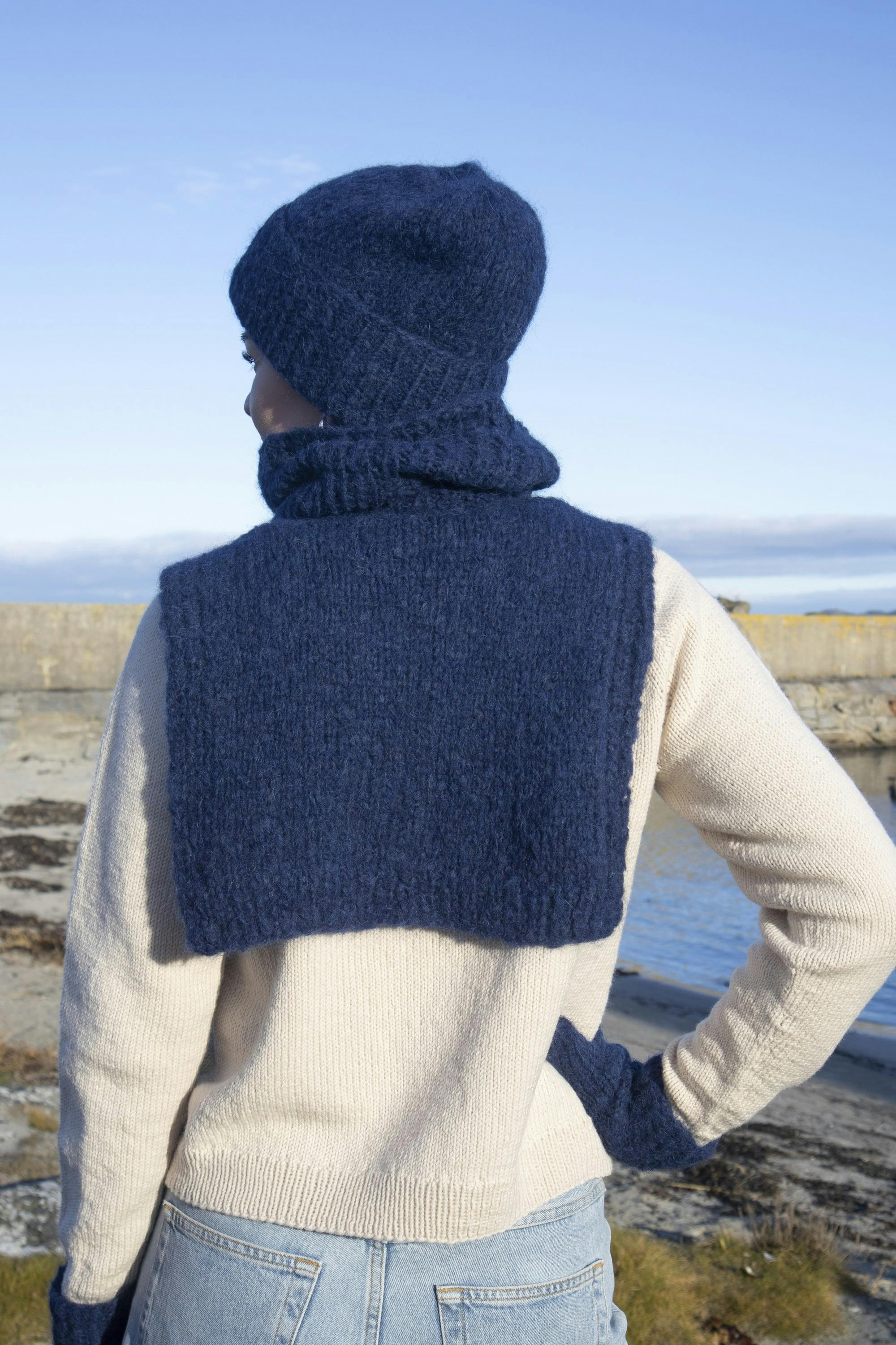 Marineblåt vintersæt, strik set bagfra.
