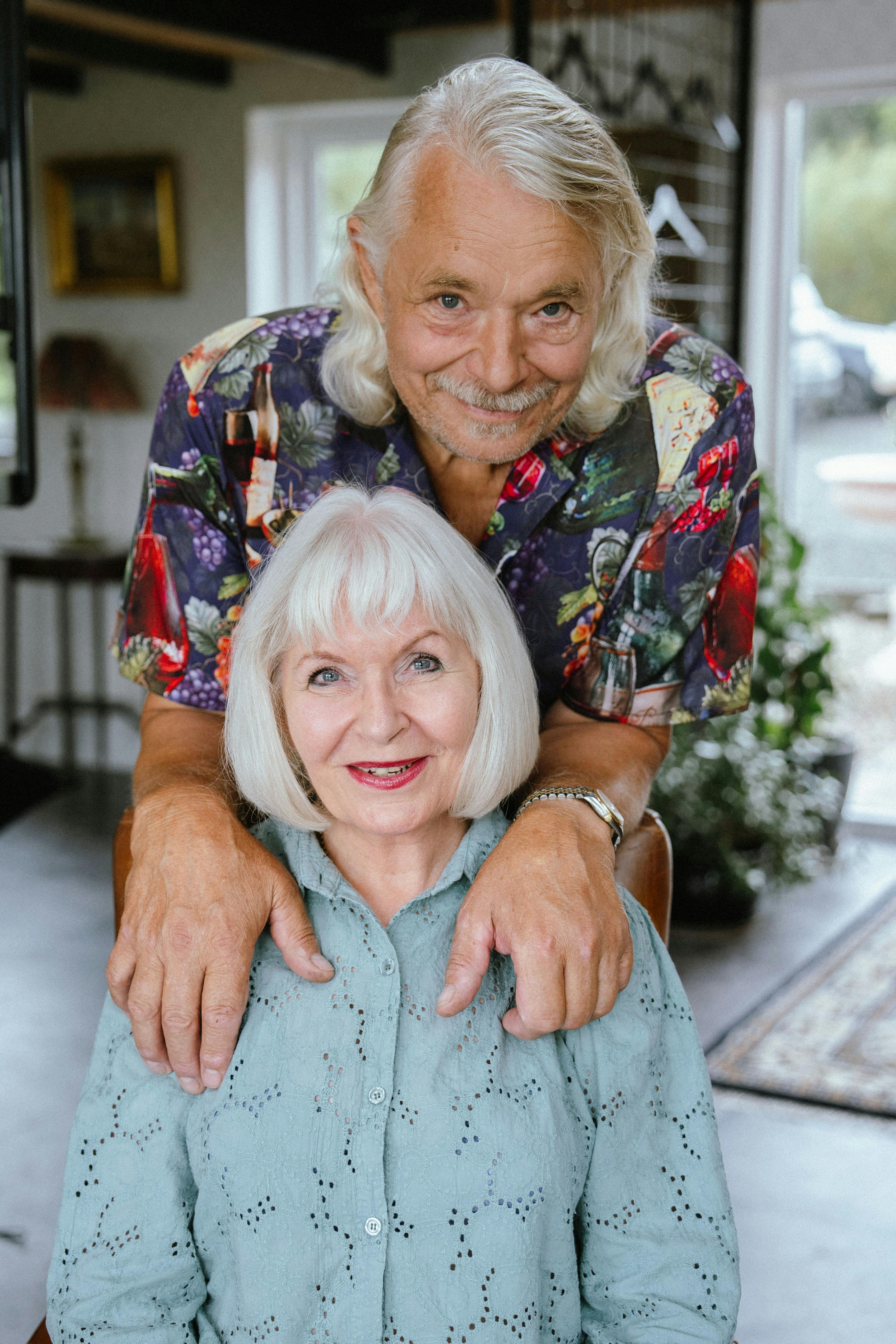 Egentlig var det blot et badeværelsesgulv, Johnny skulle ordne for forfatteren Dorte Roholte. Nu har de dannet par i 27 år.