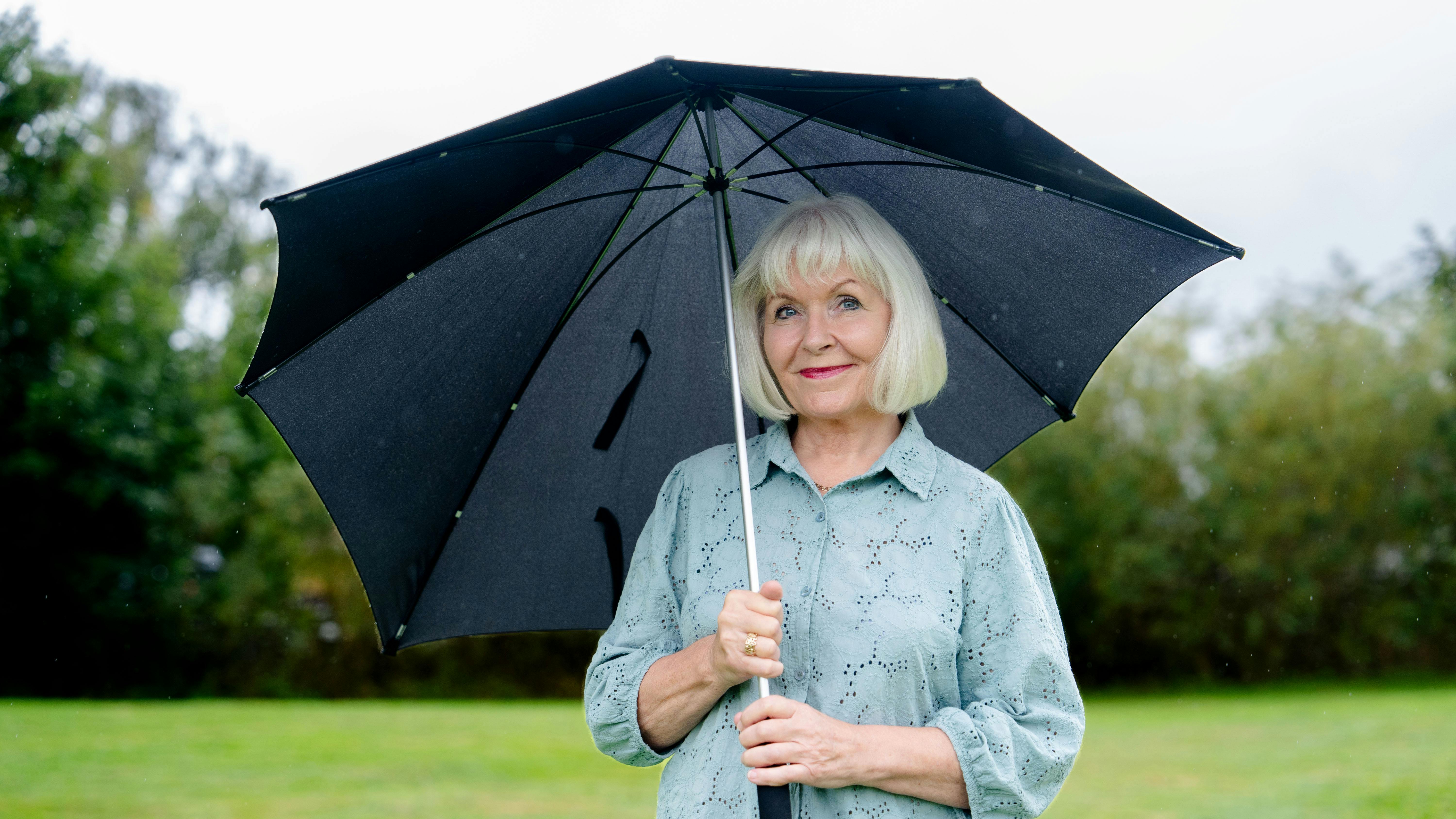 Efteråret har meldt sin ankomst i Mogenstrup, hvor forfatteren Dorte Roholte og hendes ægtemand Johnny har boet siden 2017.
