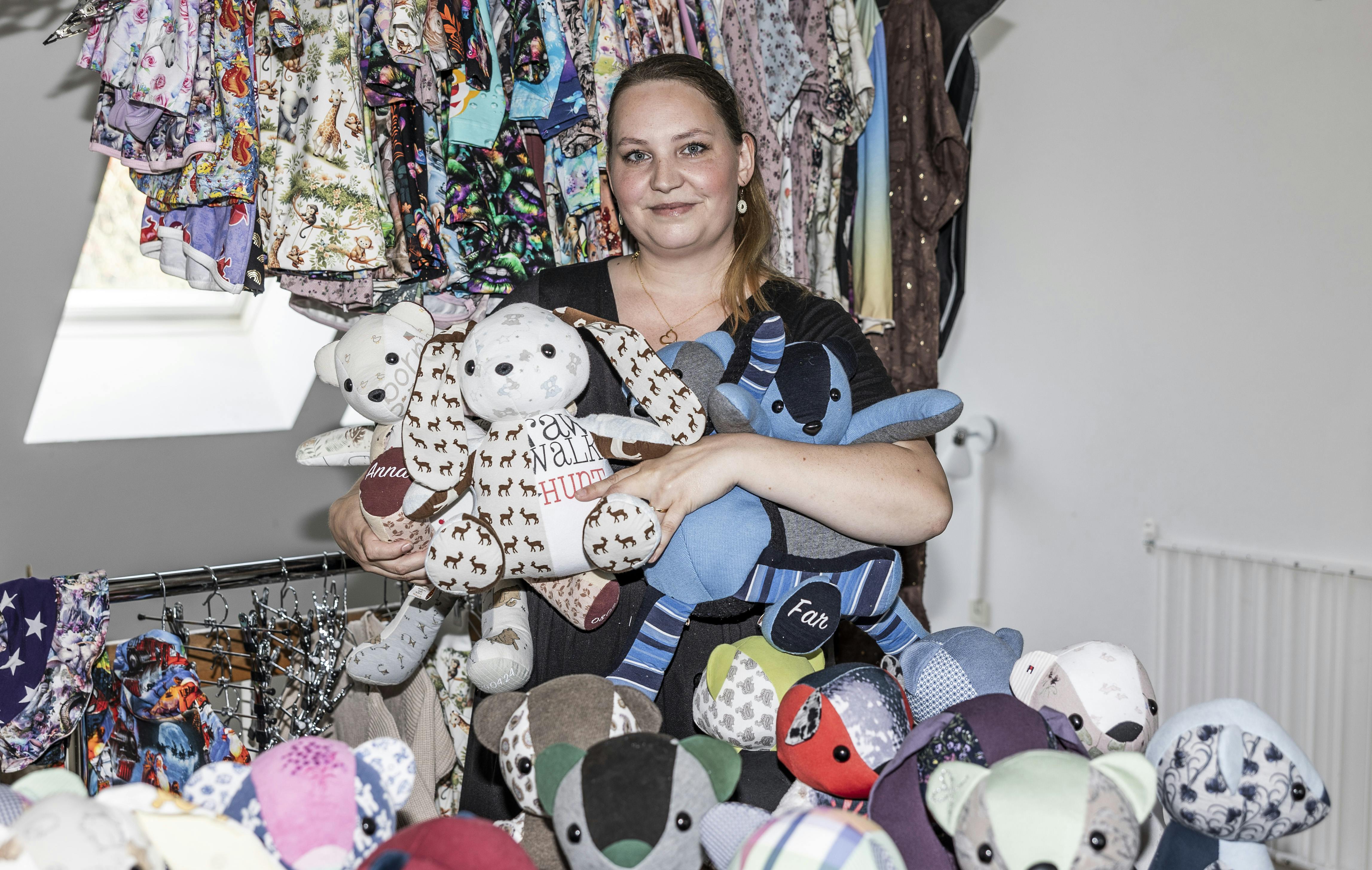 Anja føler, at det er, som om en smule af personen, der har båret tøjet, følger med over i bamsen.