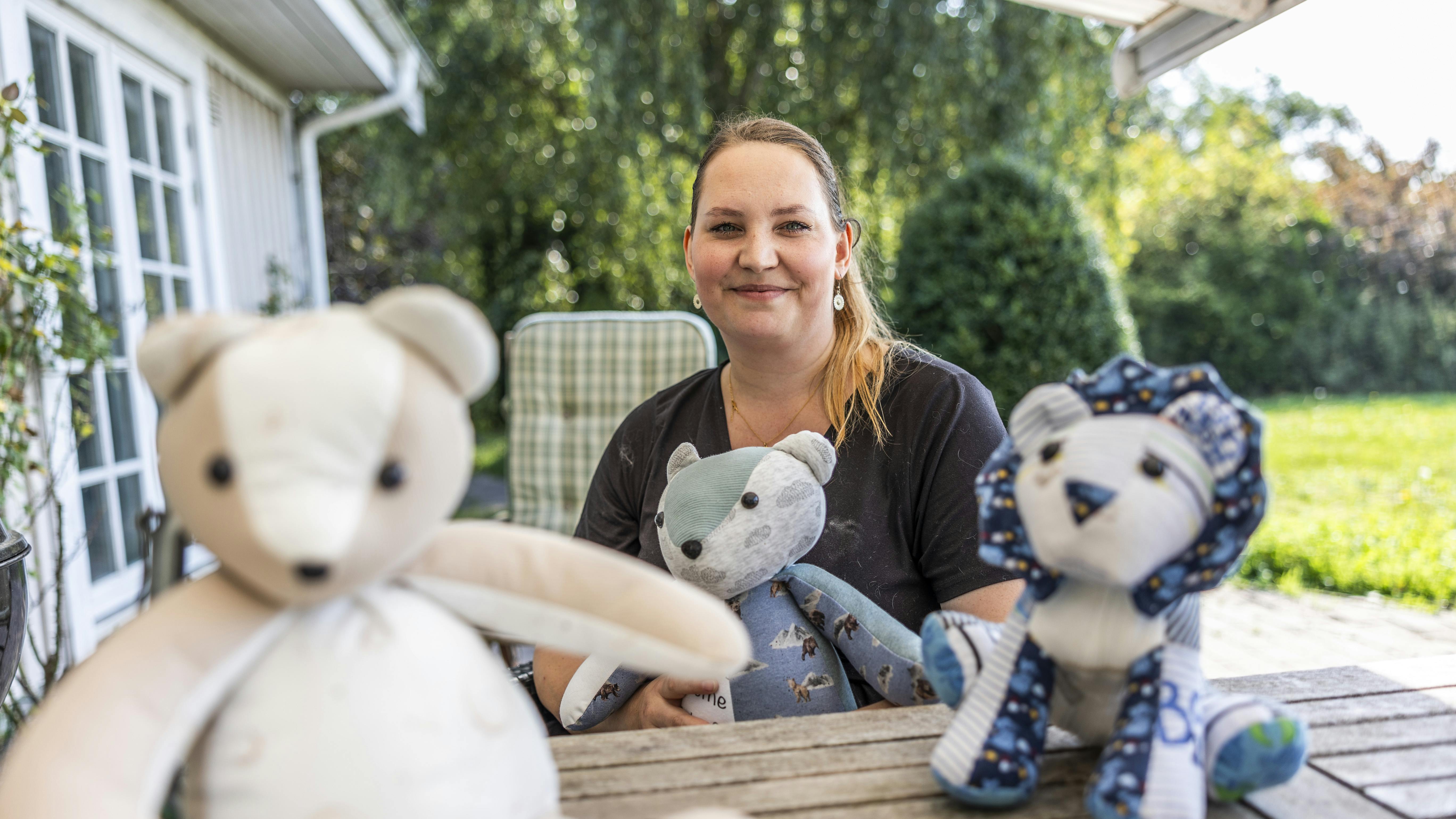 Det startede som en hobby, men er hurtigt blevet til en forretning. Anja Pedersen fra Gørlev syr mindebamser til efterladte.