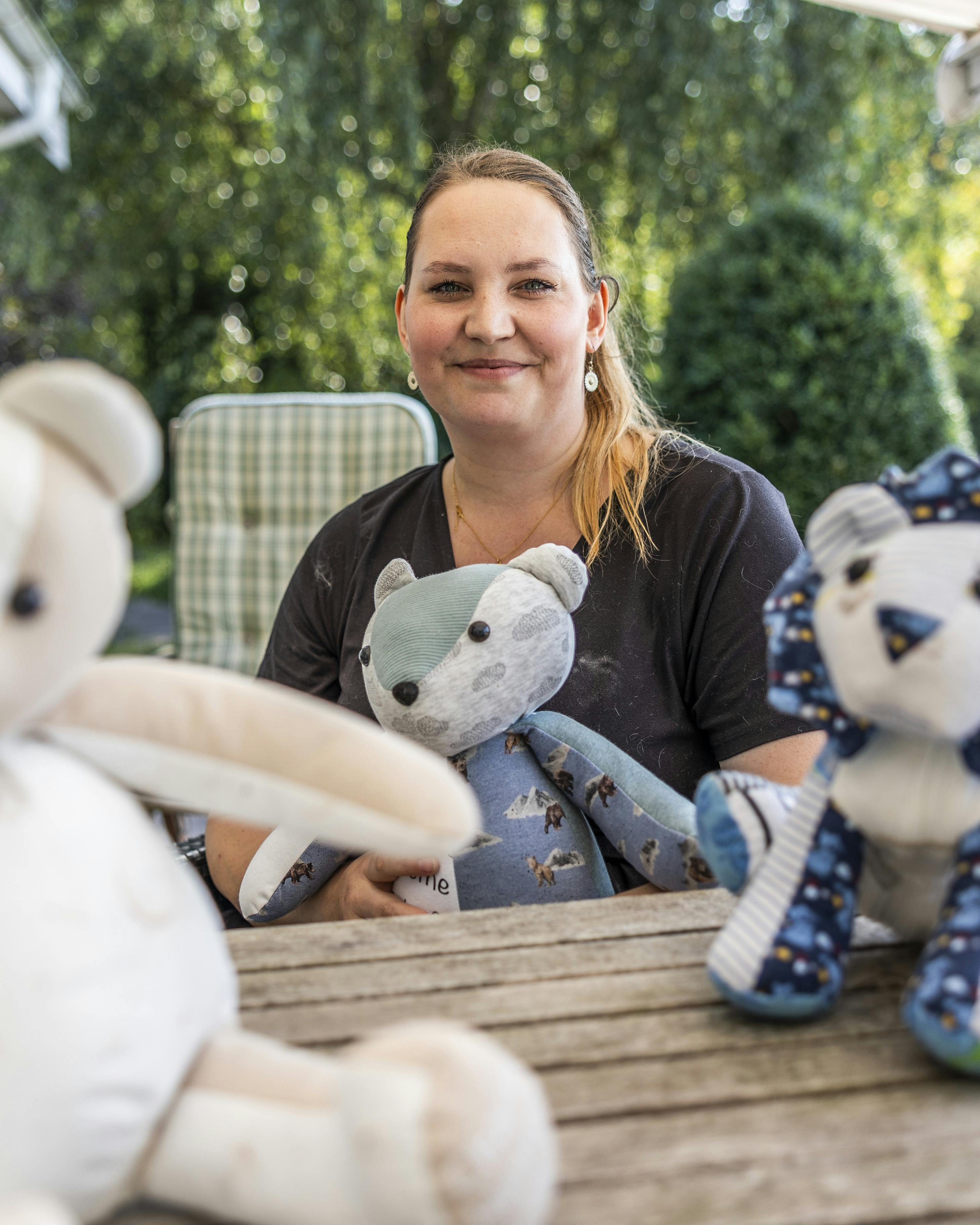 Det startede som en hobby, men er hurtigt blevet til en forretning. Anja Pedersen fra Gørlev syr mindebamser til efterladte.