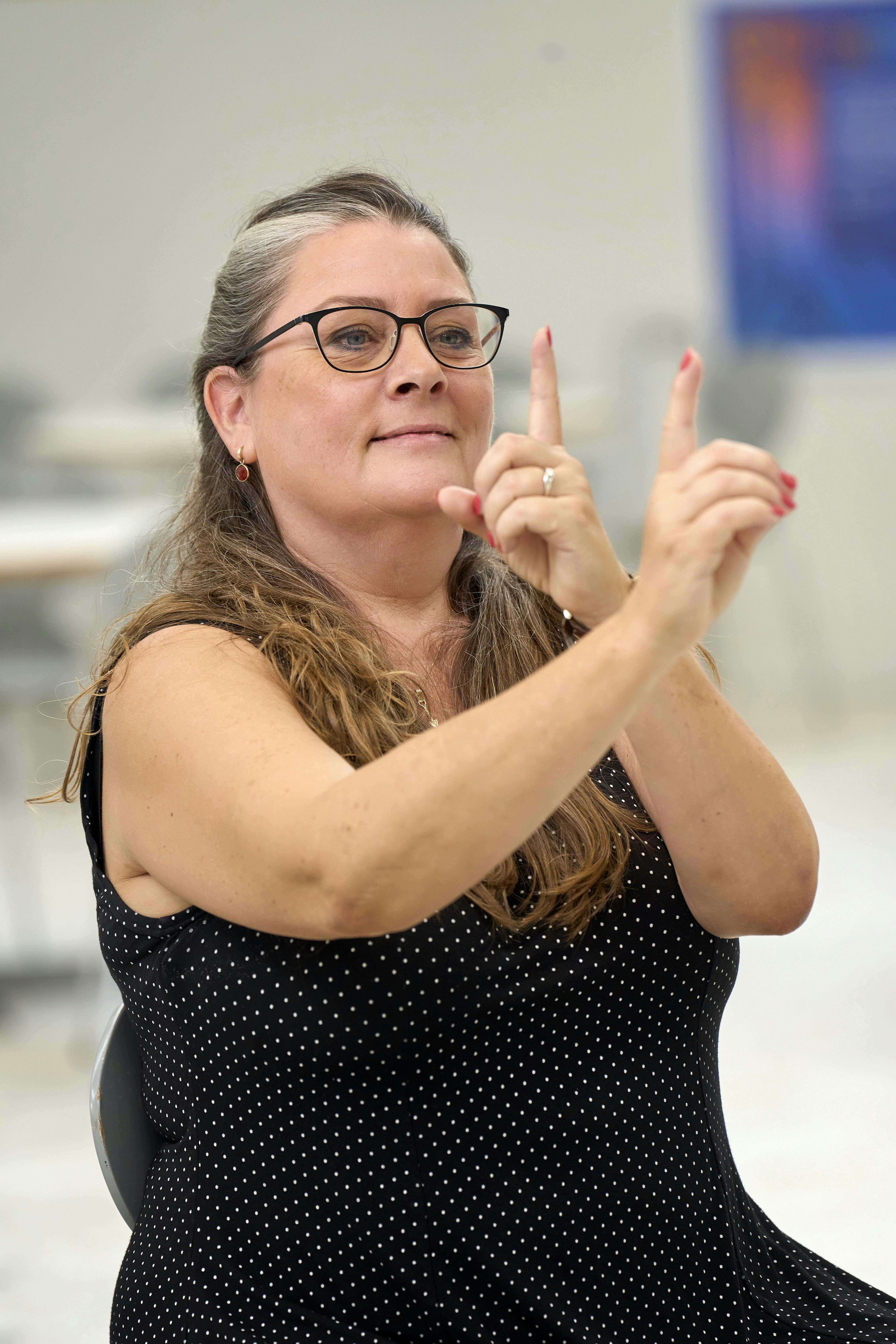 Iben Sønderup demostrerer en af øjenøvelserne.