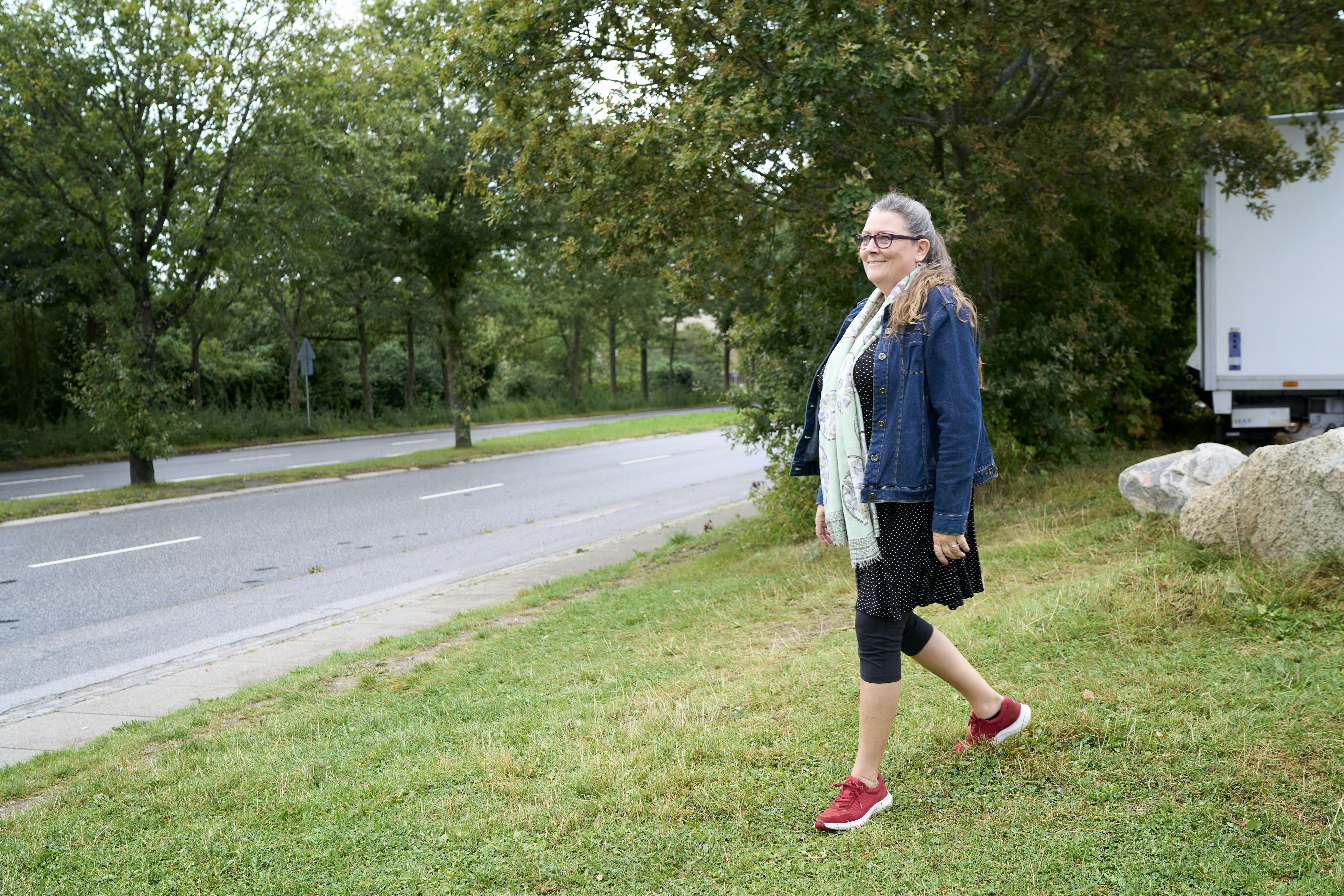 Iben Sønderup der går på en græsplæne.