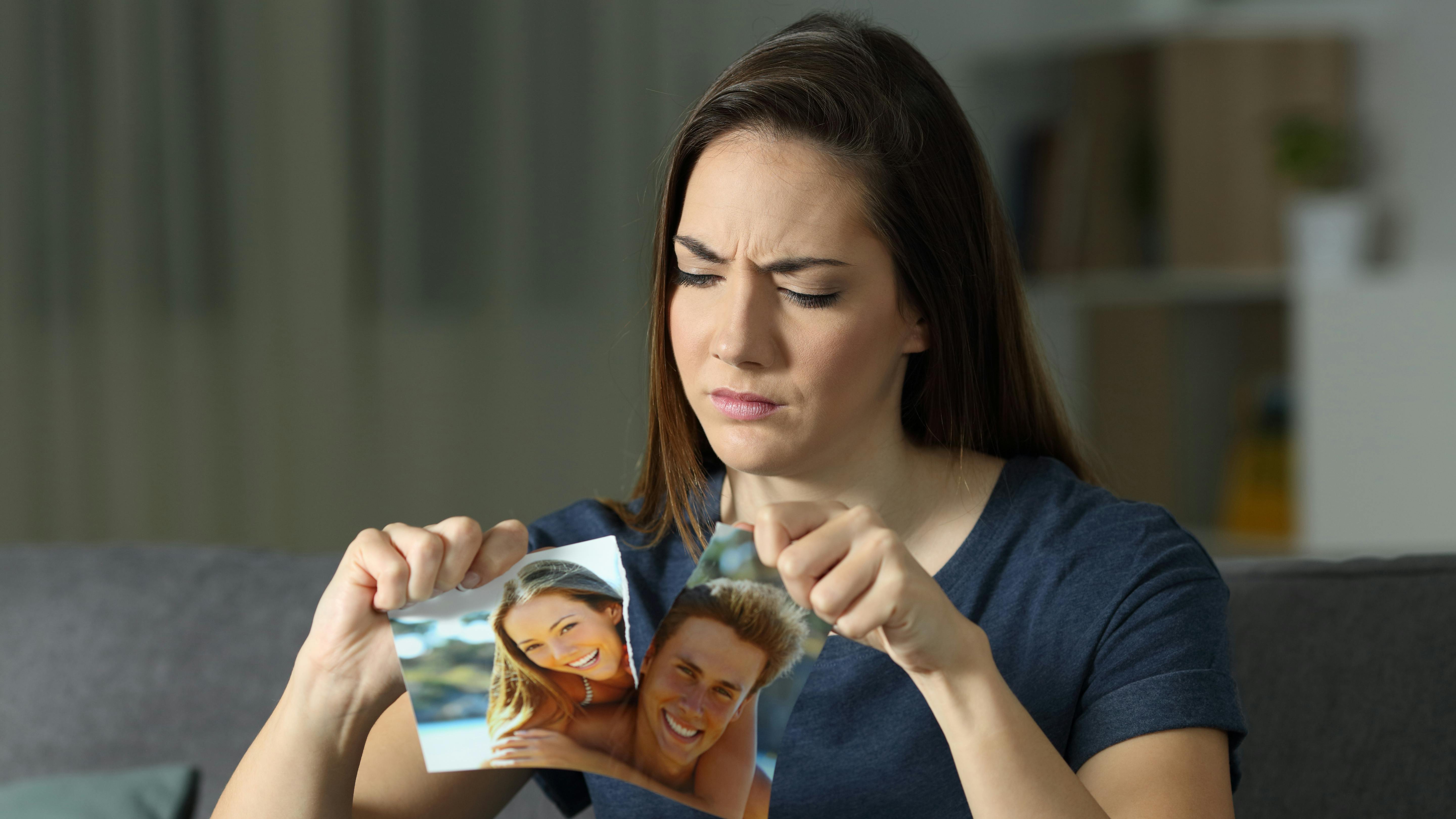 kvinde river foto af kærestepar over