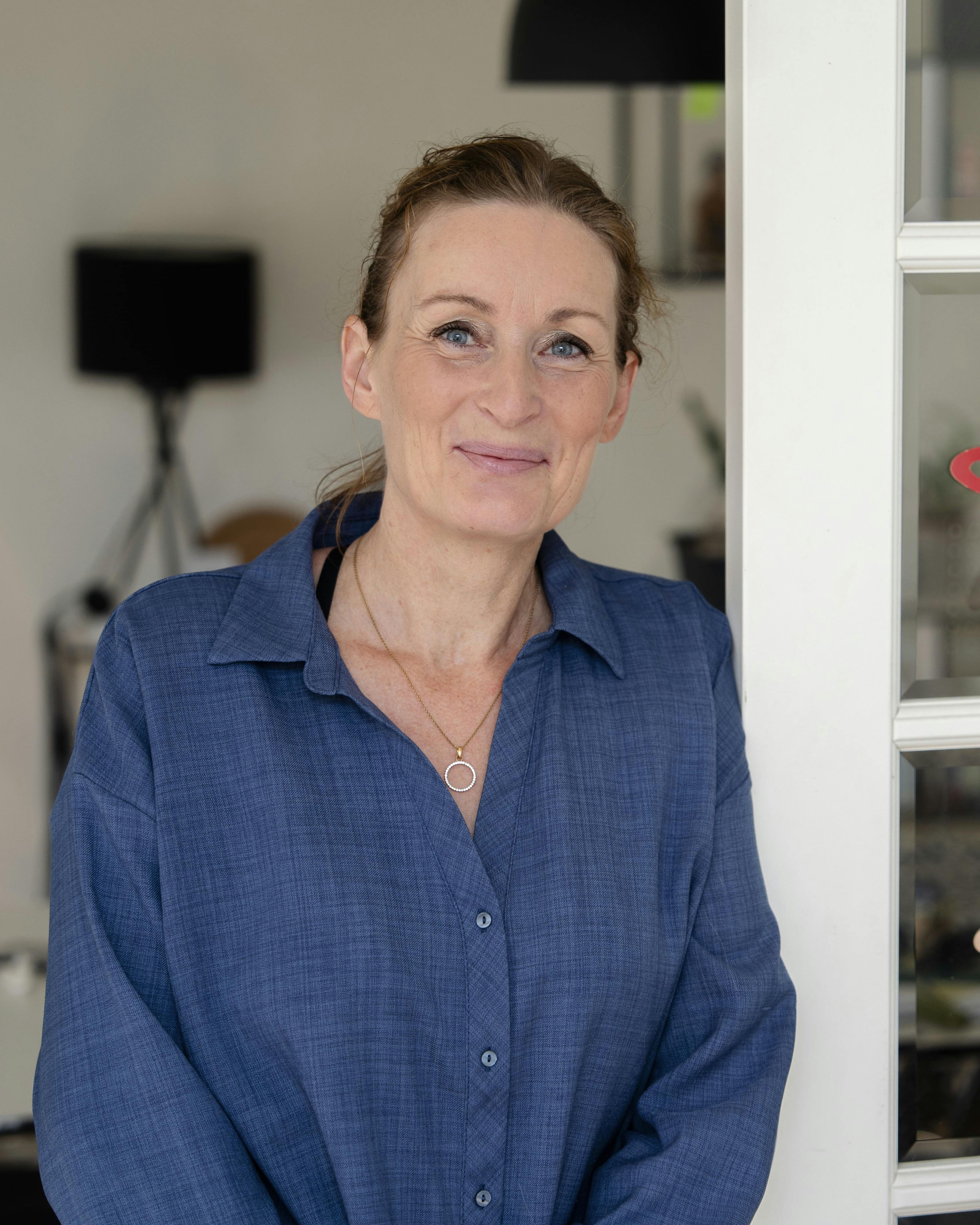 Kristina Albers har følgevirkninger af en hjernerystelse, men trods en stram økonomi åbner hun frejdigt sit hjem for mennesker og dyr. Derfor vinder hun i år Familie Journals julekurv.