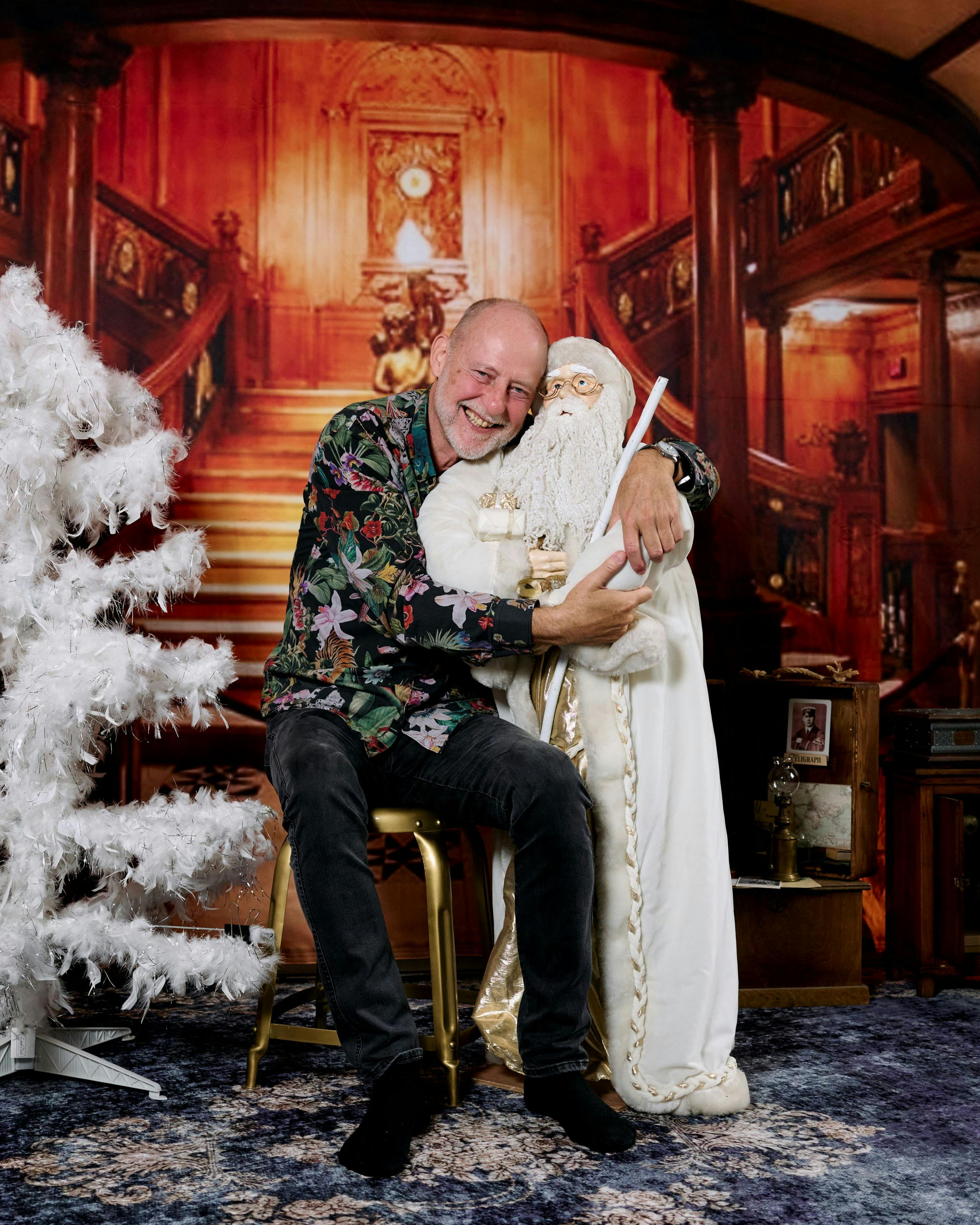 Peter Aude er dygtig til at skabe stemning omkring sig. Her ses han i kulissen til den næste forestilling i hans eget Teater Magica, ”Titanic – Sandheden”.