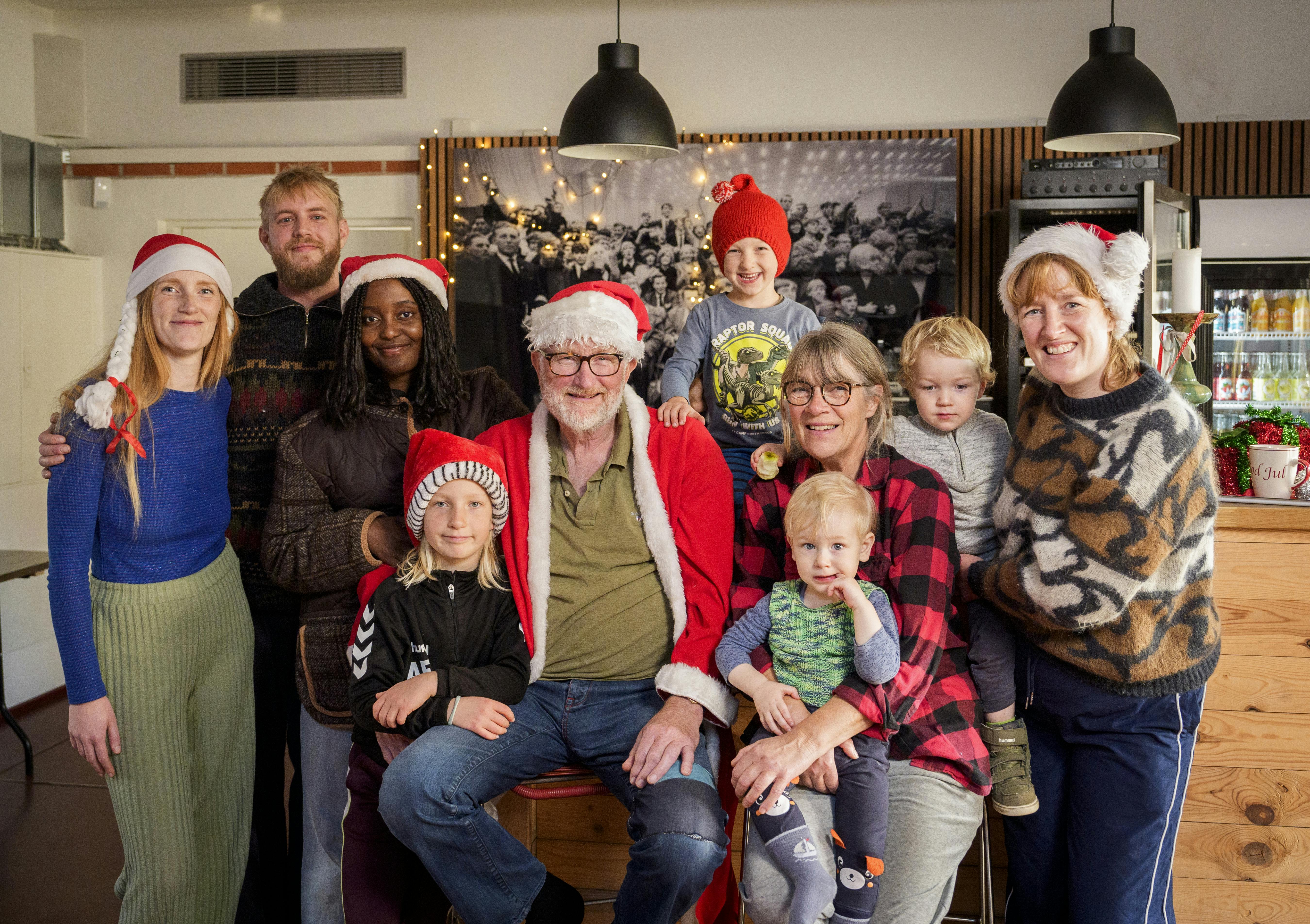 Filmmanden Peter Aalbæk Jensen og hans kone Lise Palm med et udsnit af deres store familie, som alle er involveret i forsamlingshuset LilleSyd, hvor "Ålen" hvert år holder juleaften for ensomme og nødlidende.