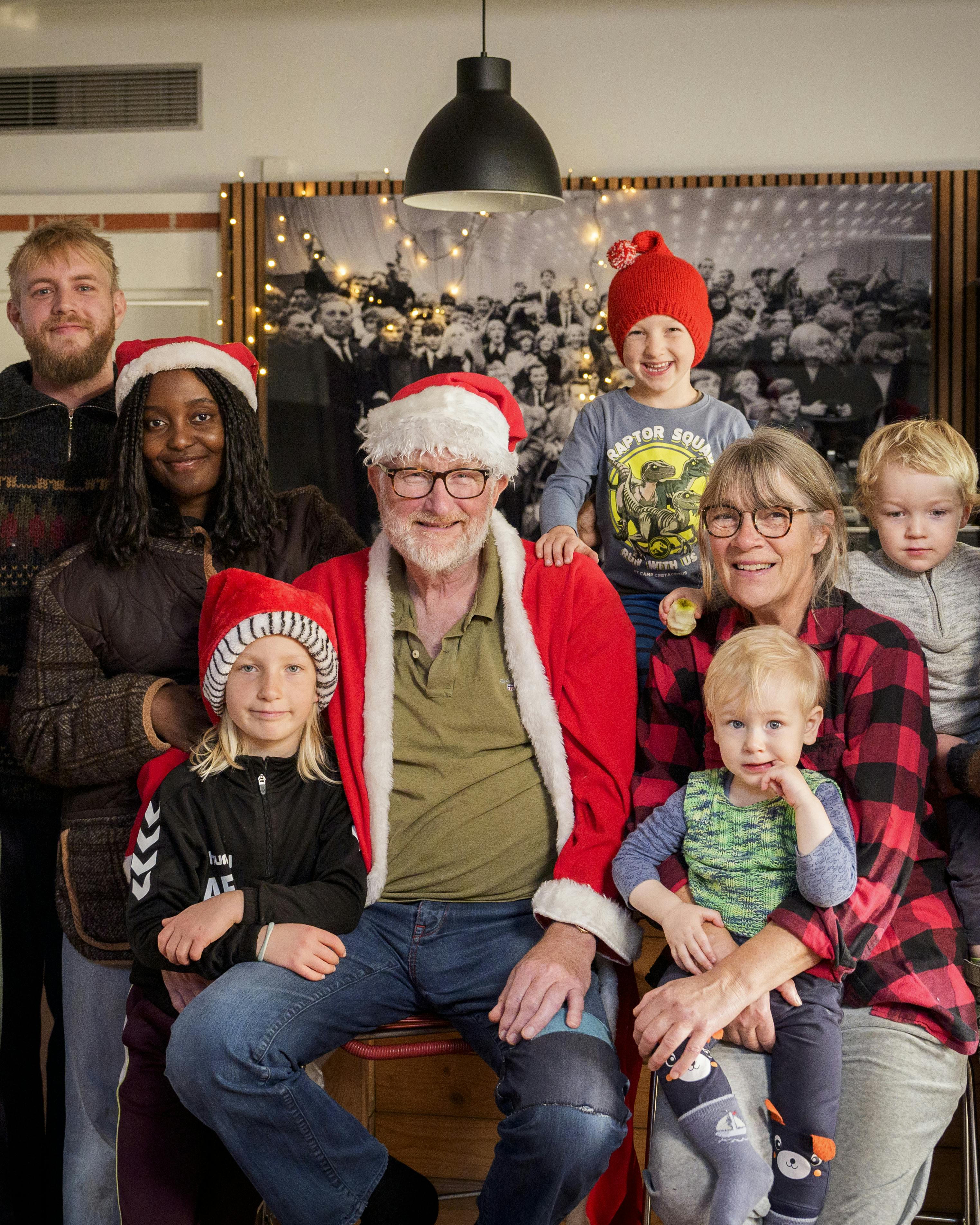Filmmanden Peter Aalbæk Jensen og hans kone Lise Palm med et udsnit af deres store familie, som alle er involveret i forsamlingshuset LilleSyd, hvor "Ålen" hvert år holder juleaften for ensomme og nødlidende.