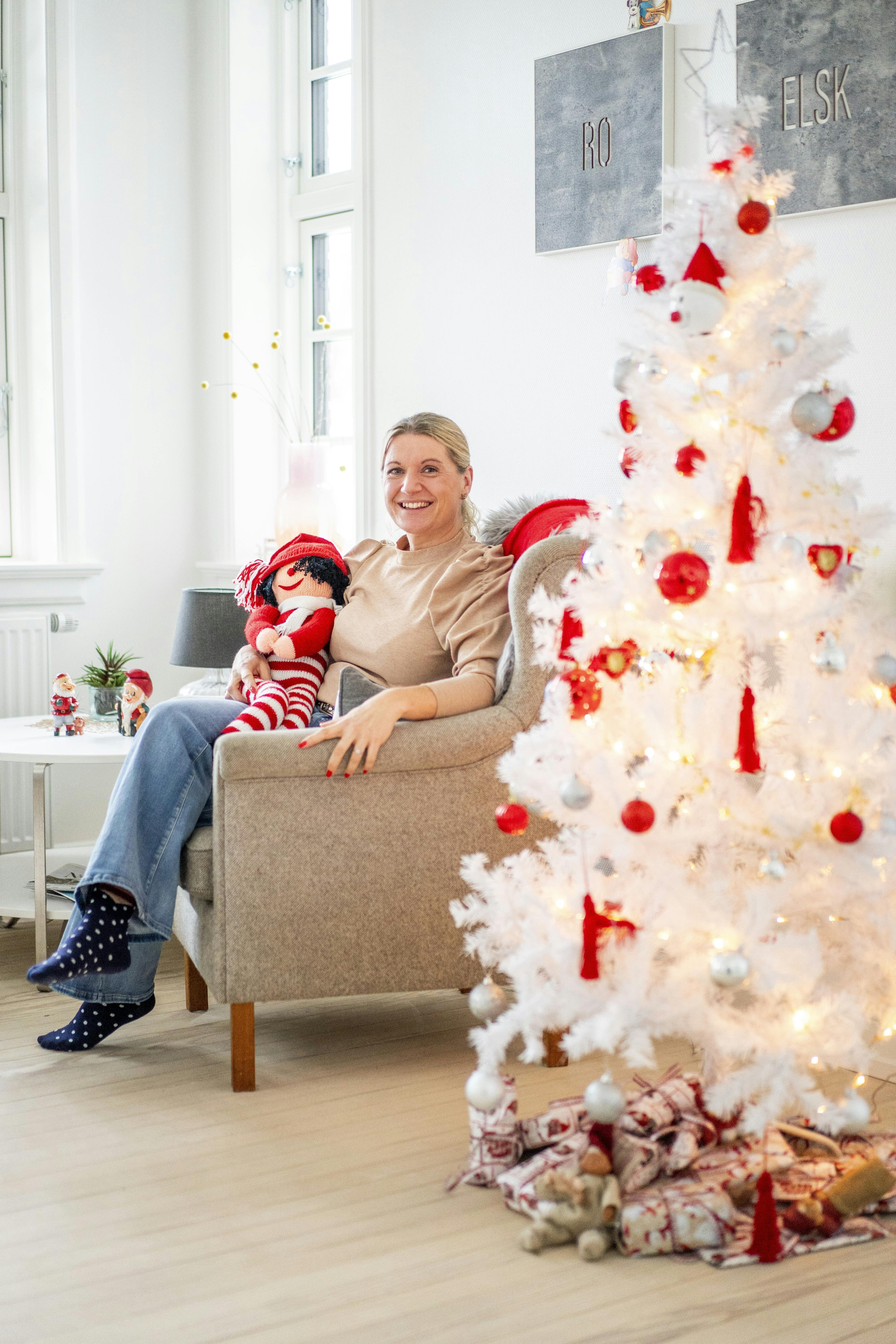 Danse Daisy, der sidder i hendes sofa.