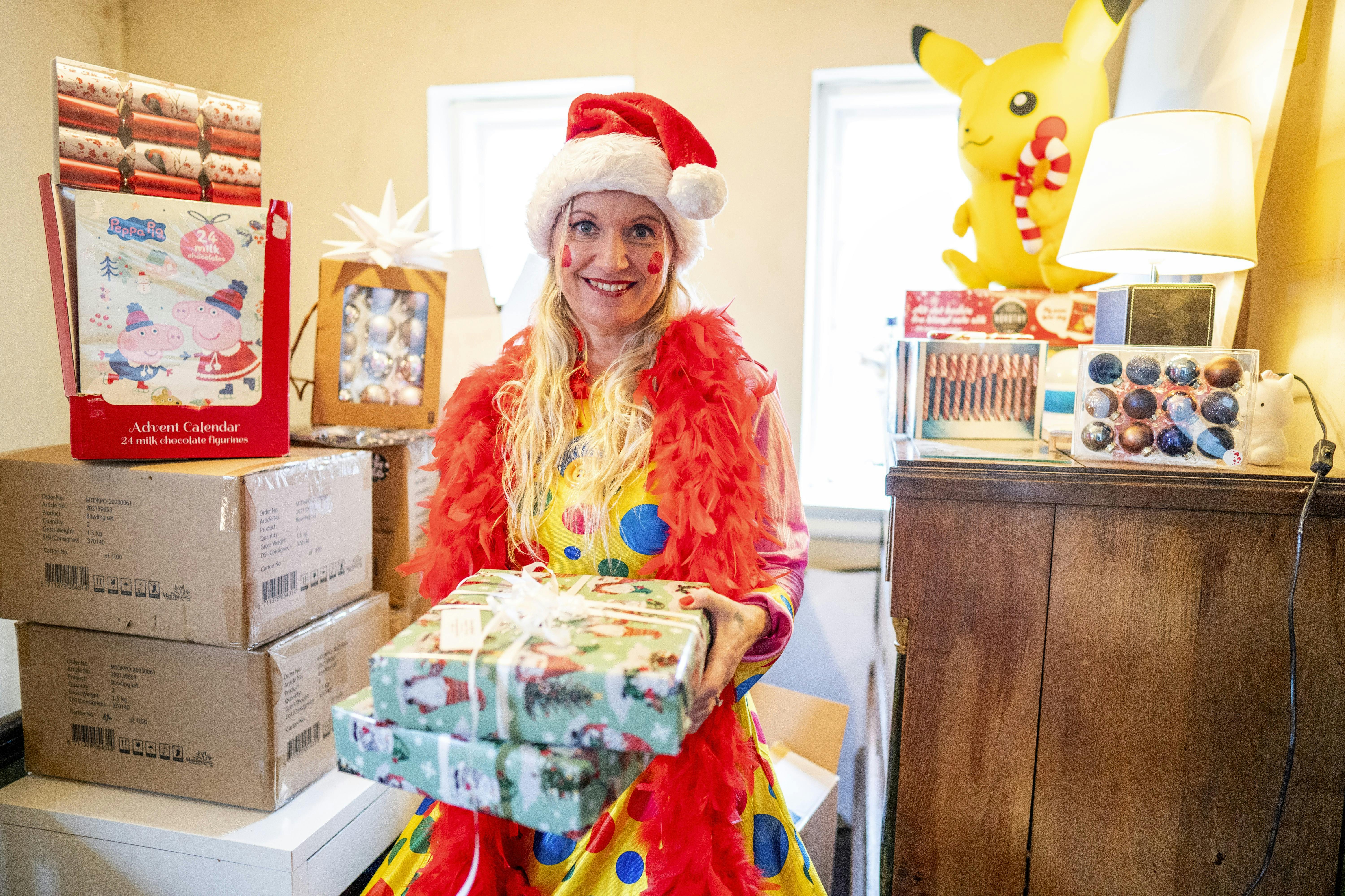 Danse daisy med et par julepakker.