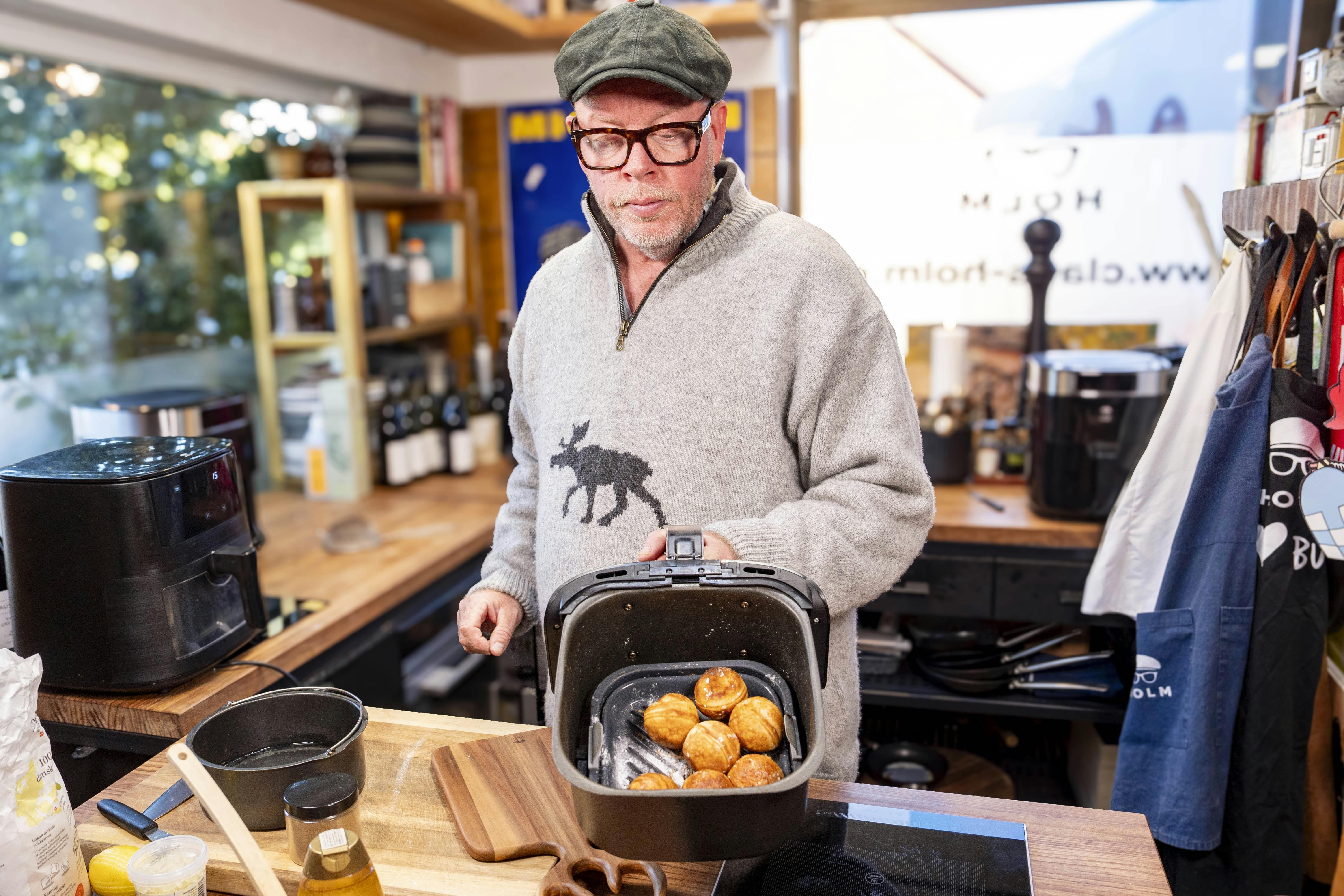 Claus Holm laver æbleskiver i airfryer