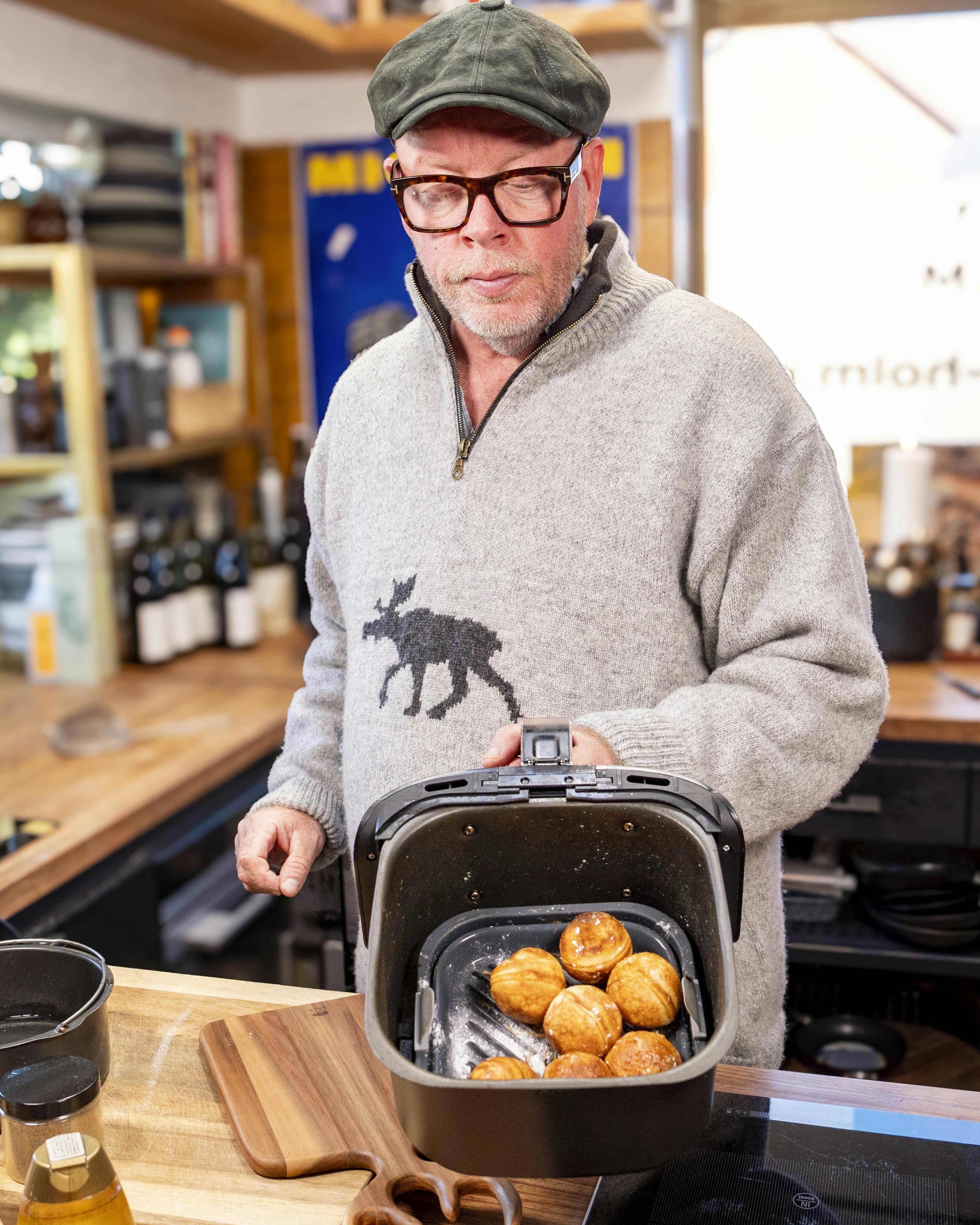 Claus Holm laver æbleskiver i airfryer